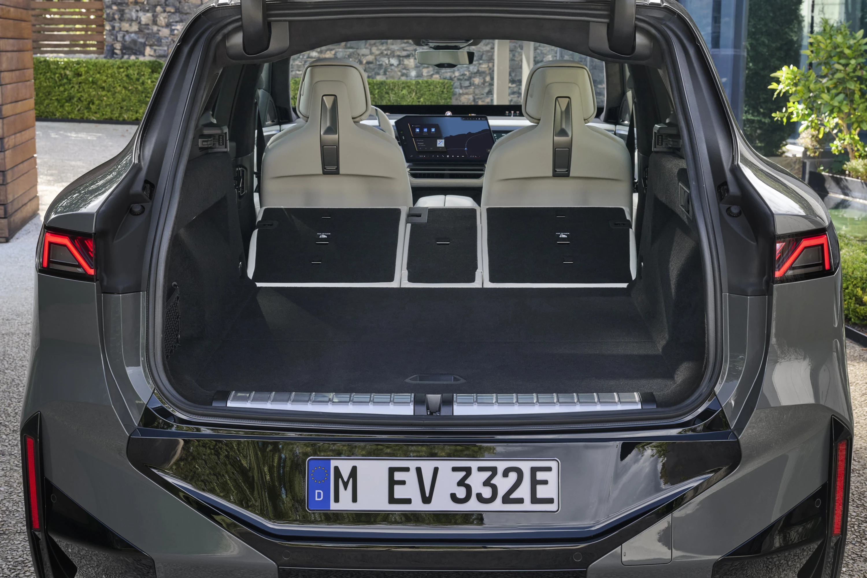 BMW iX5 60 xDrive trunk view