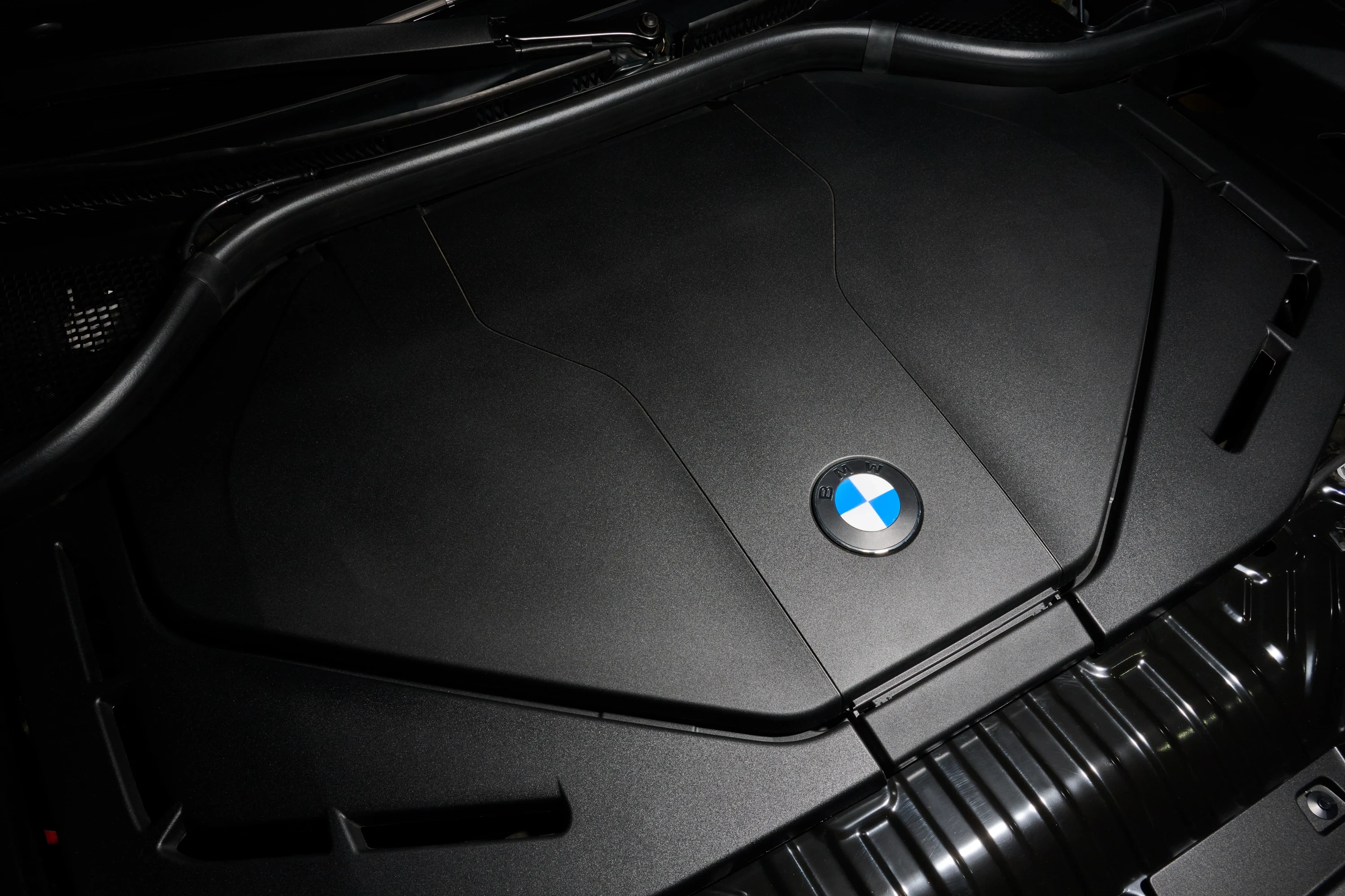 BMW iX5 60 xDrive frunk view