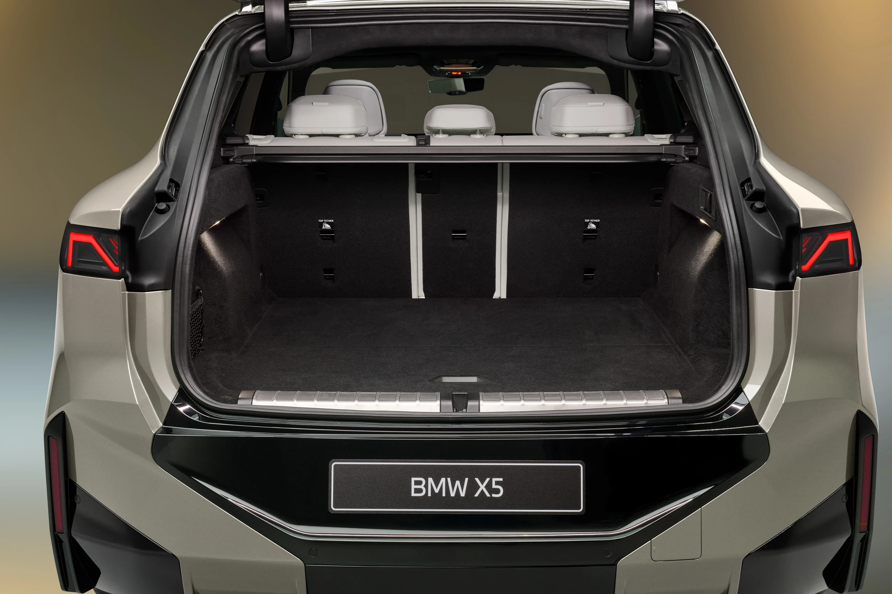 BMW iX5 60 xDrive trunk view
