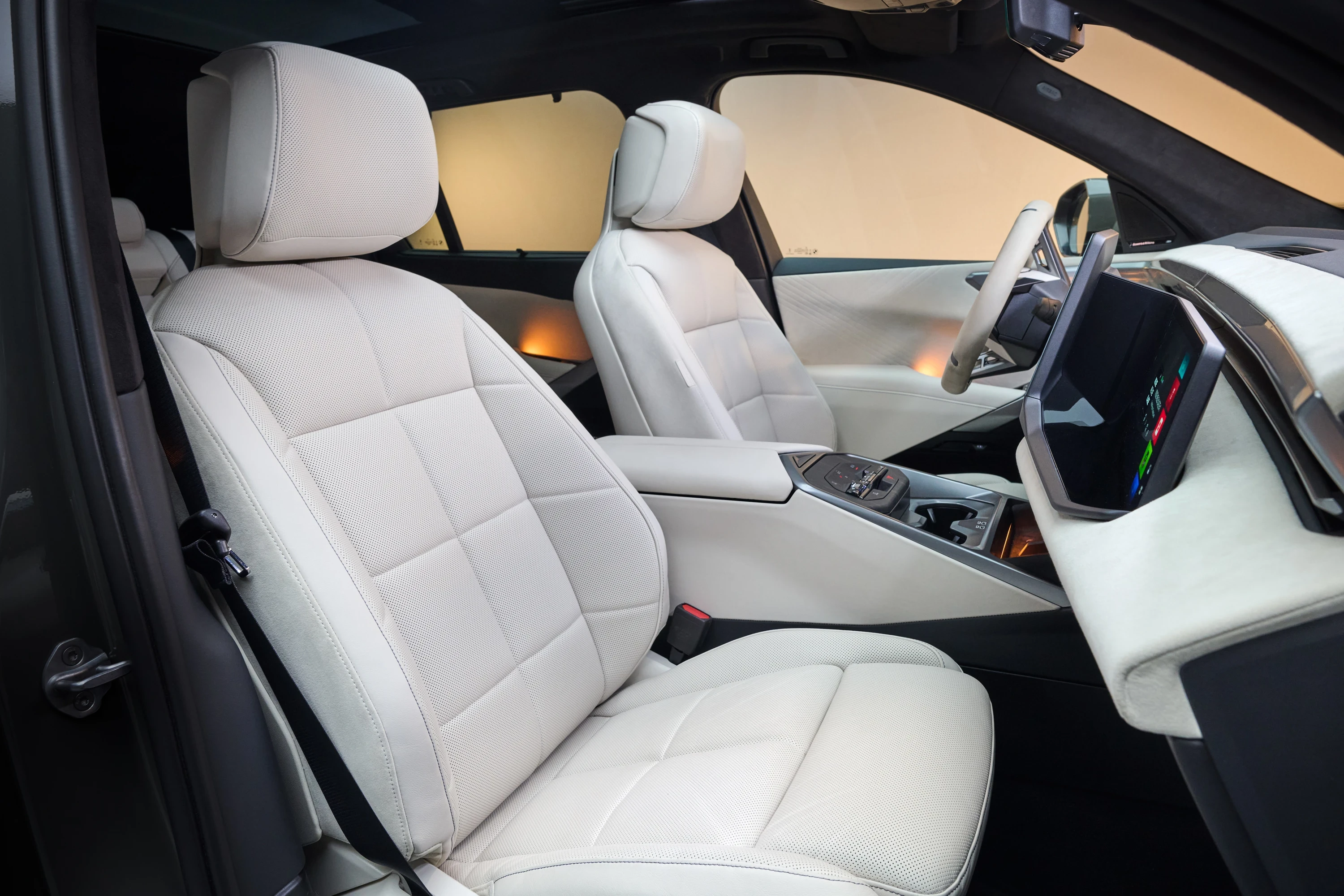 BMW iX5 60 xDrive frontseats view