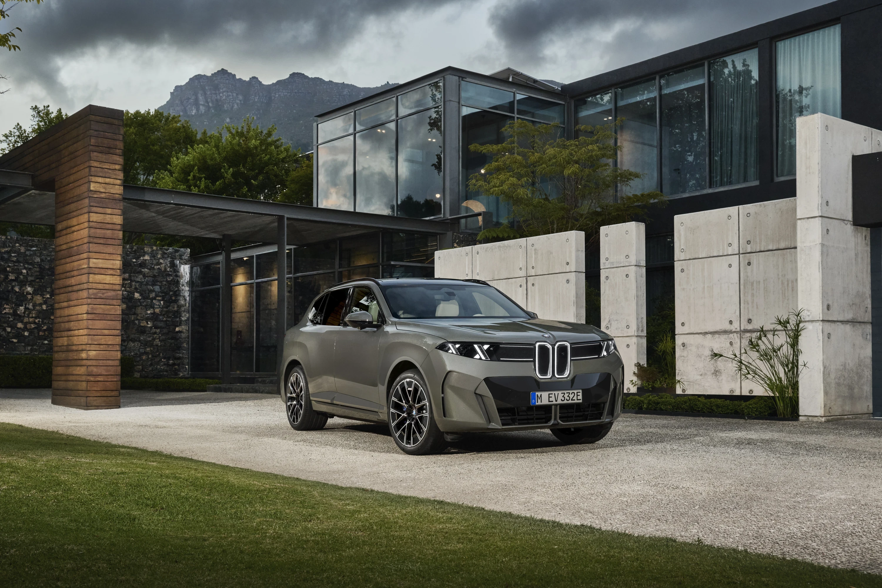 BMW iX5 60 xDrive exterior view