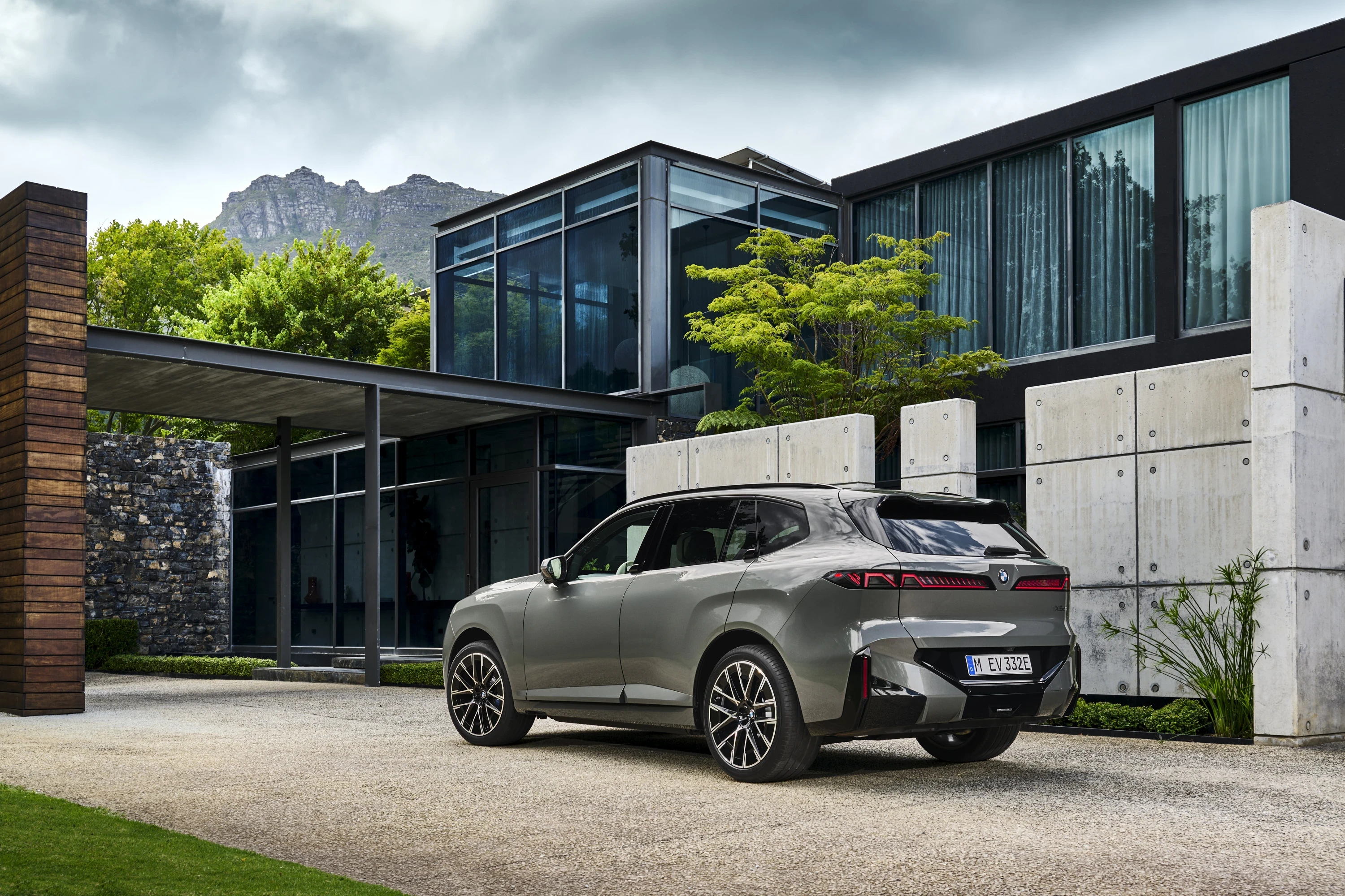 BMW iX5 60 xDrive exterior view