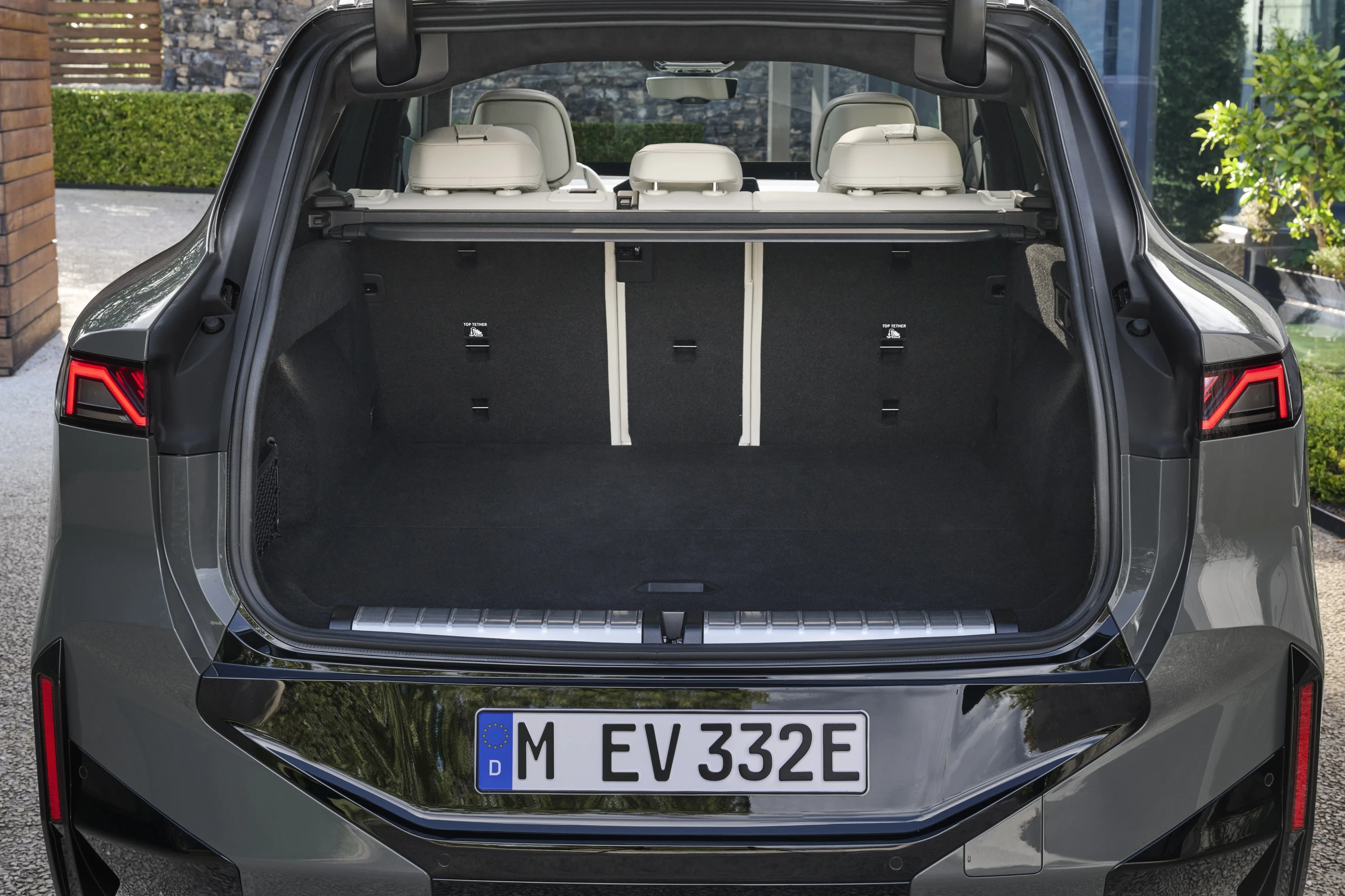 BMW iX5 60 xDrive trunk view