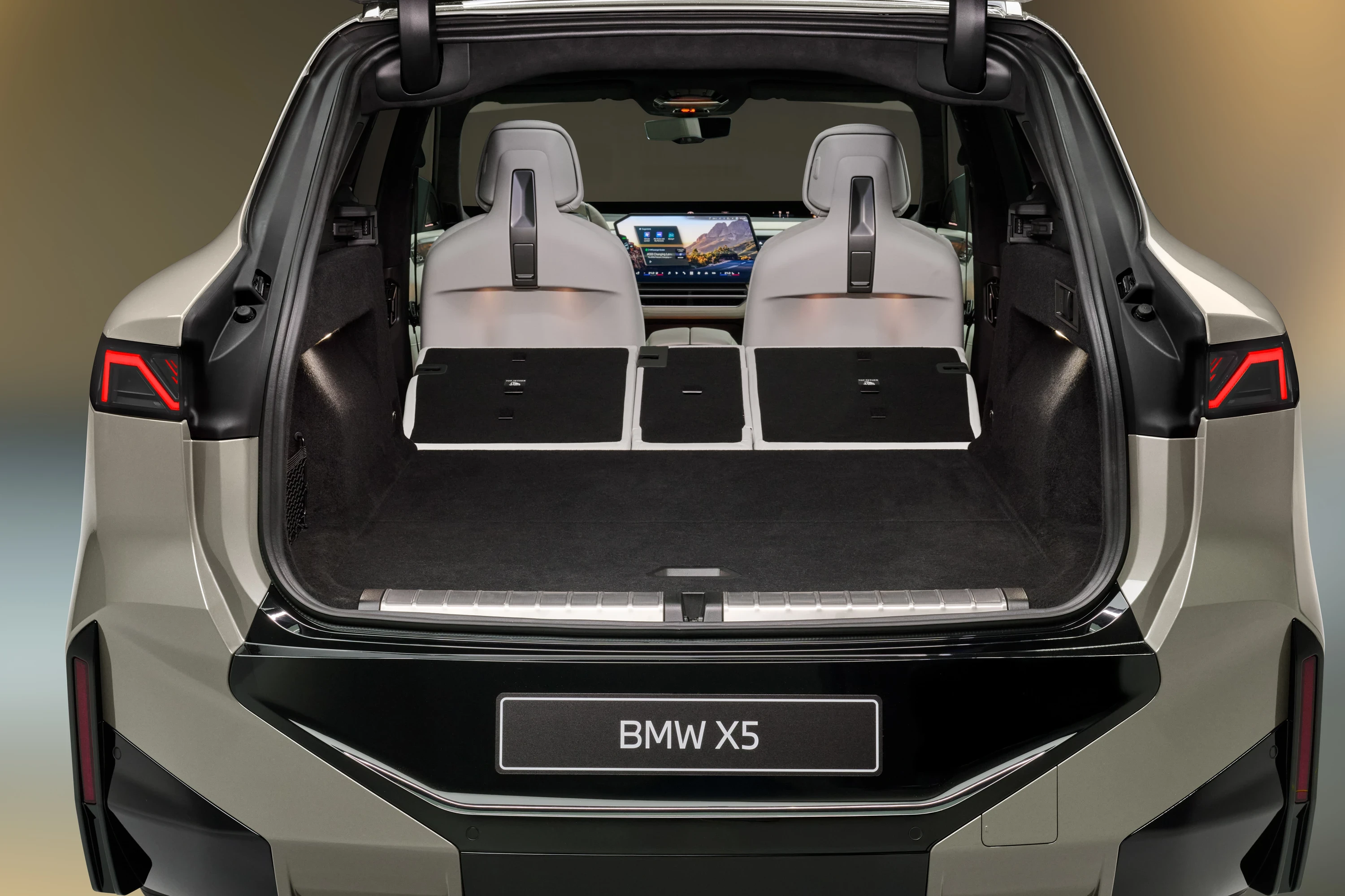 BMW iX5 60 xDrive trunk view
