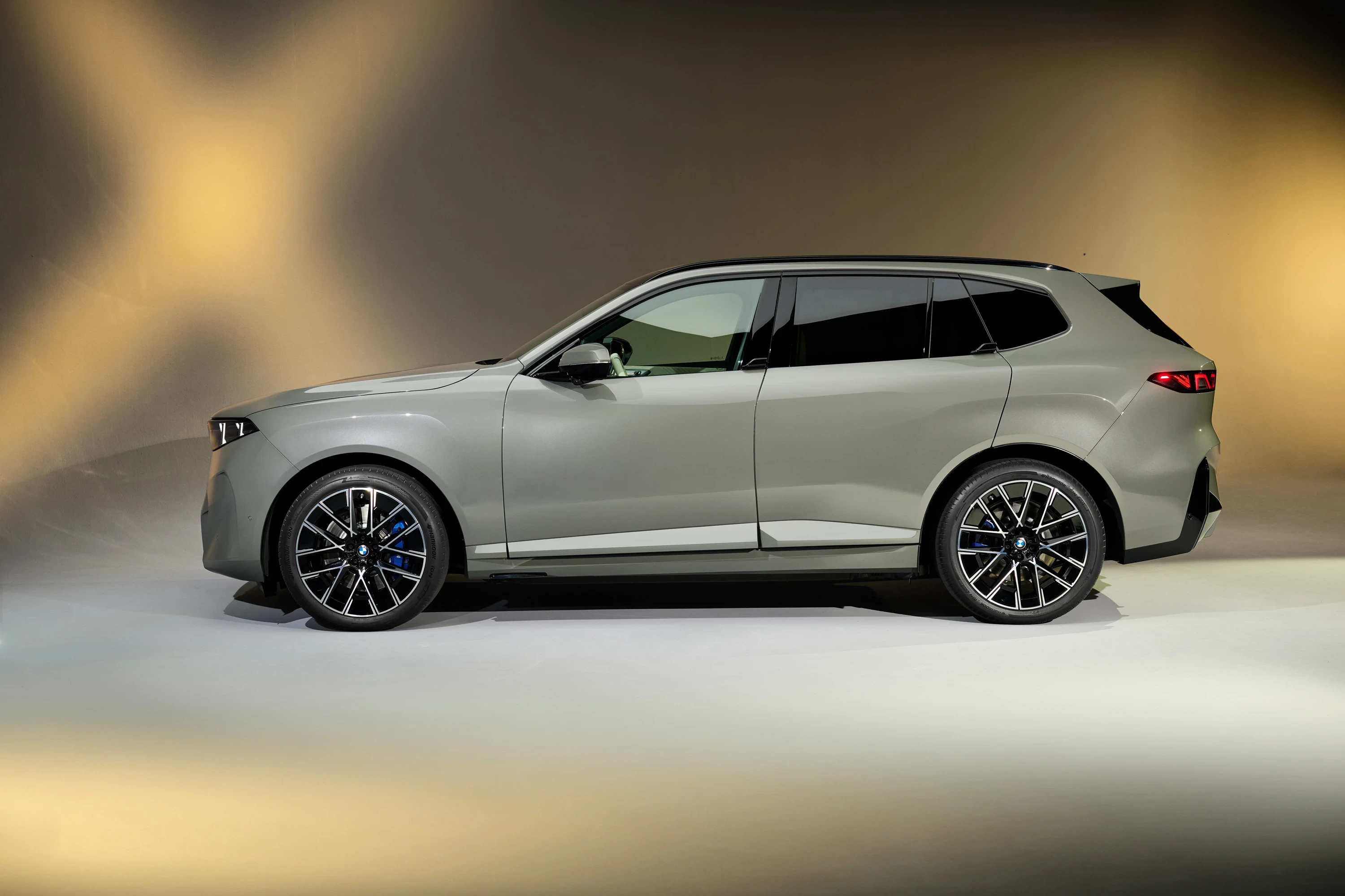 BMW iX5 60 xDrive exterior view