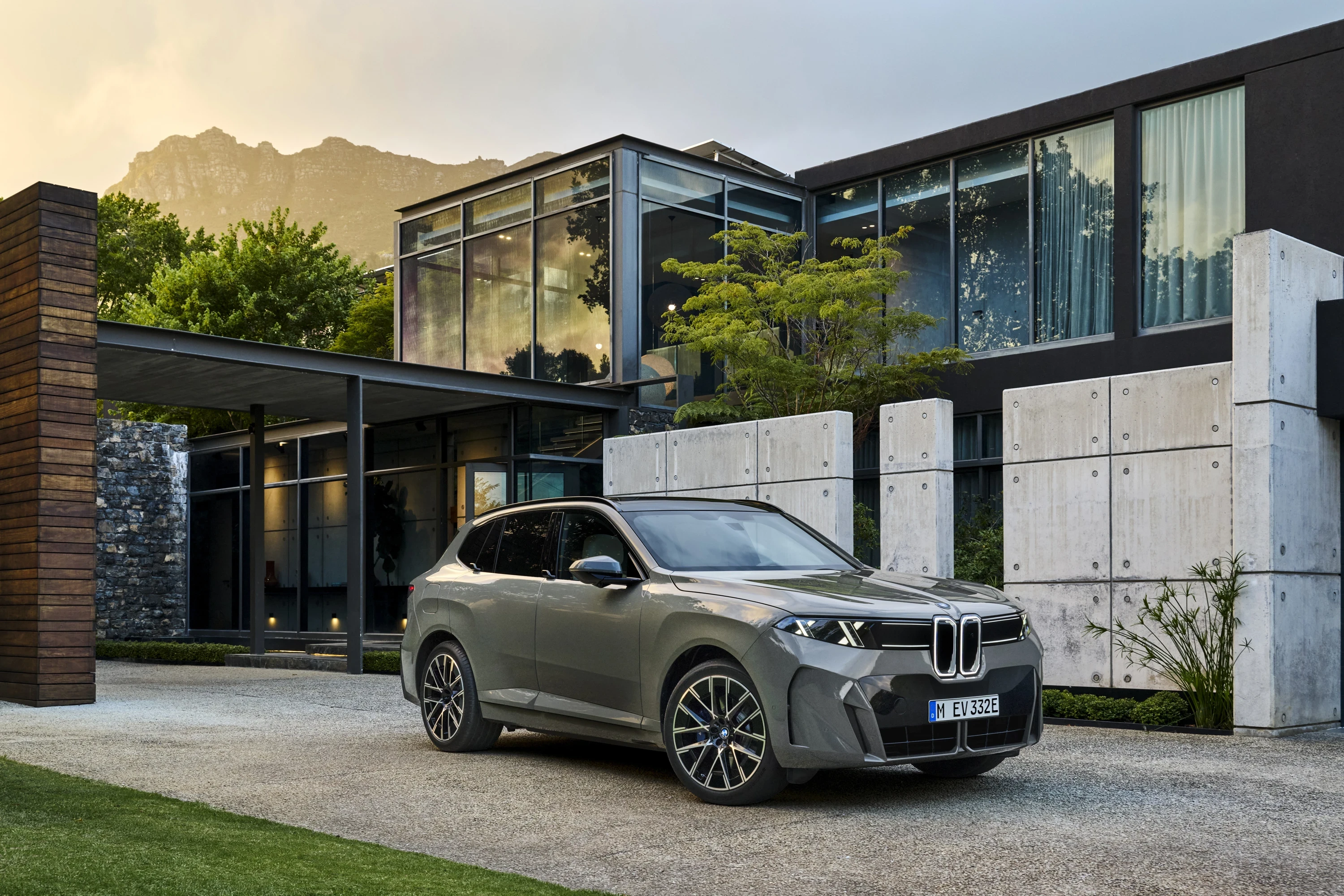 BMW iX5 60 xDrive exterior view