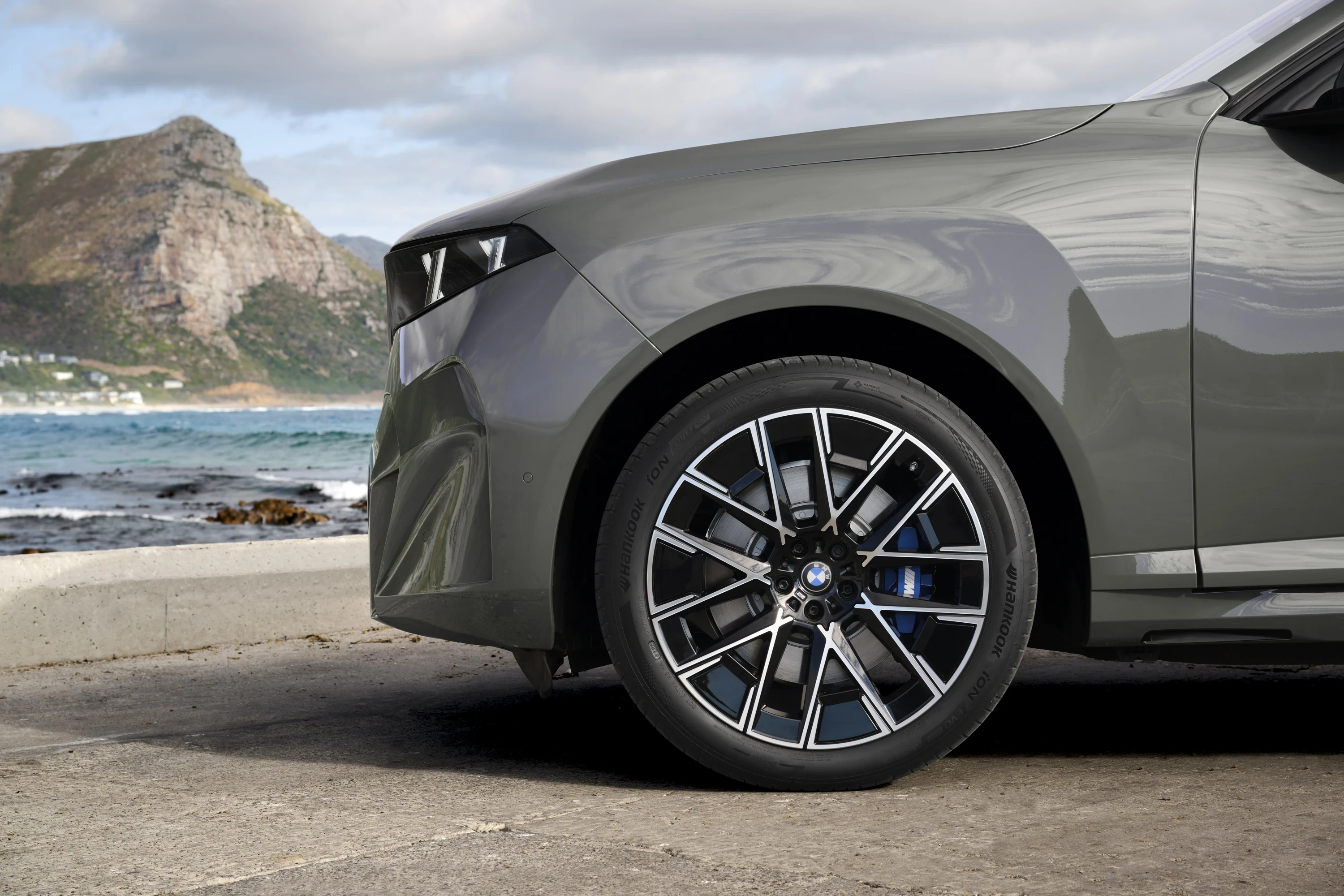 BMW iX5 60 xDrive wheels view