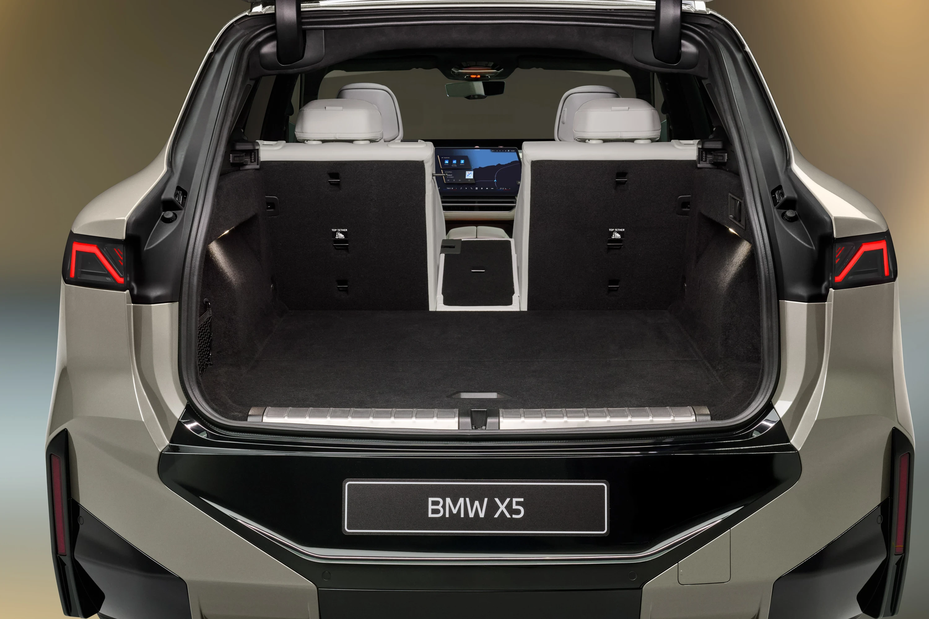 BMW iX5 60 xDrive trunk view