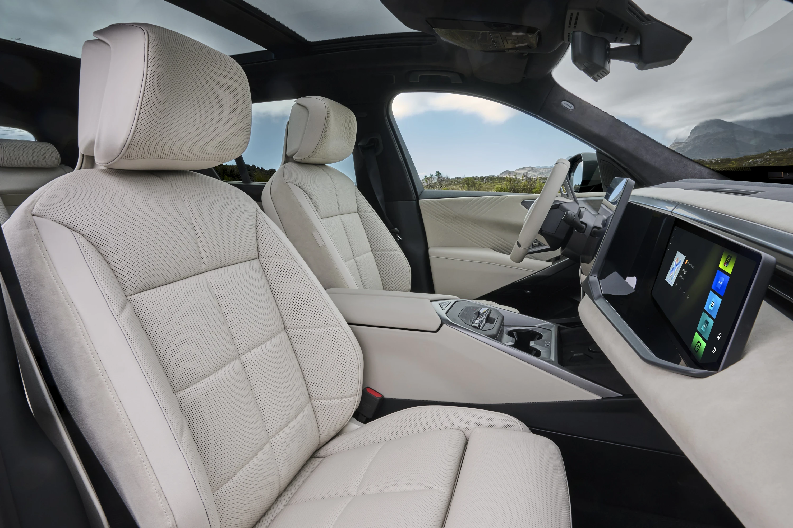 BMW iX5 60 xDrive frontseats view