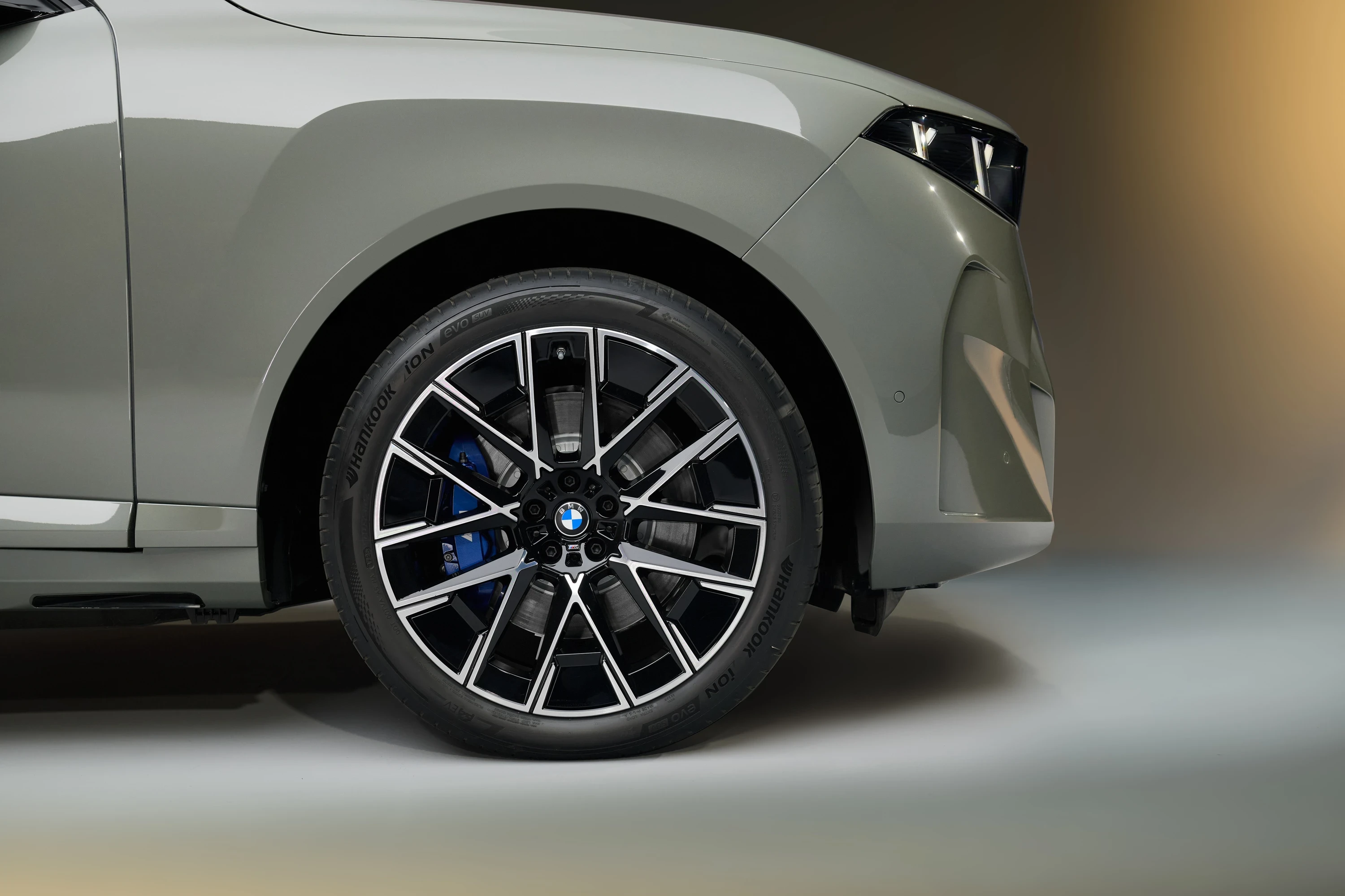 BMW iX5 60 xDrive wheels view
