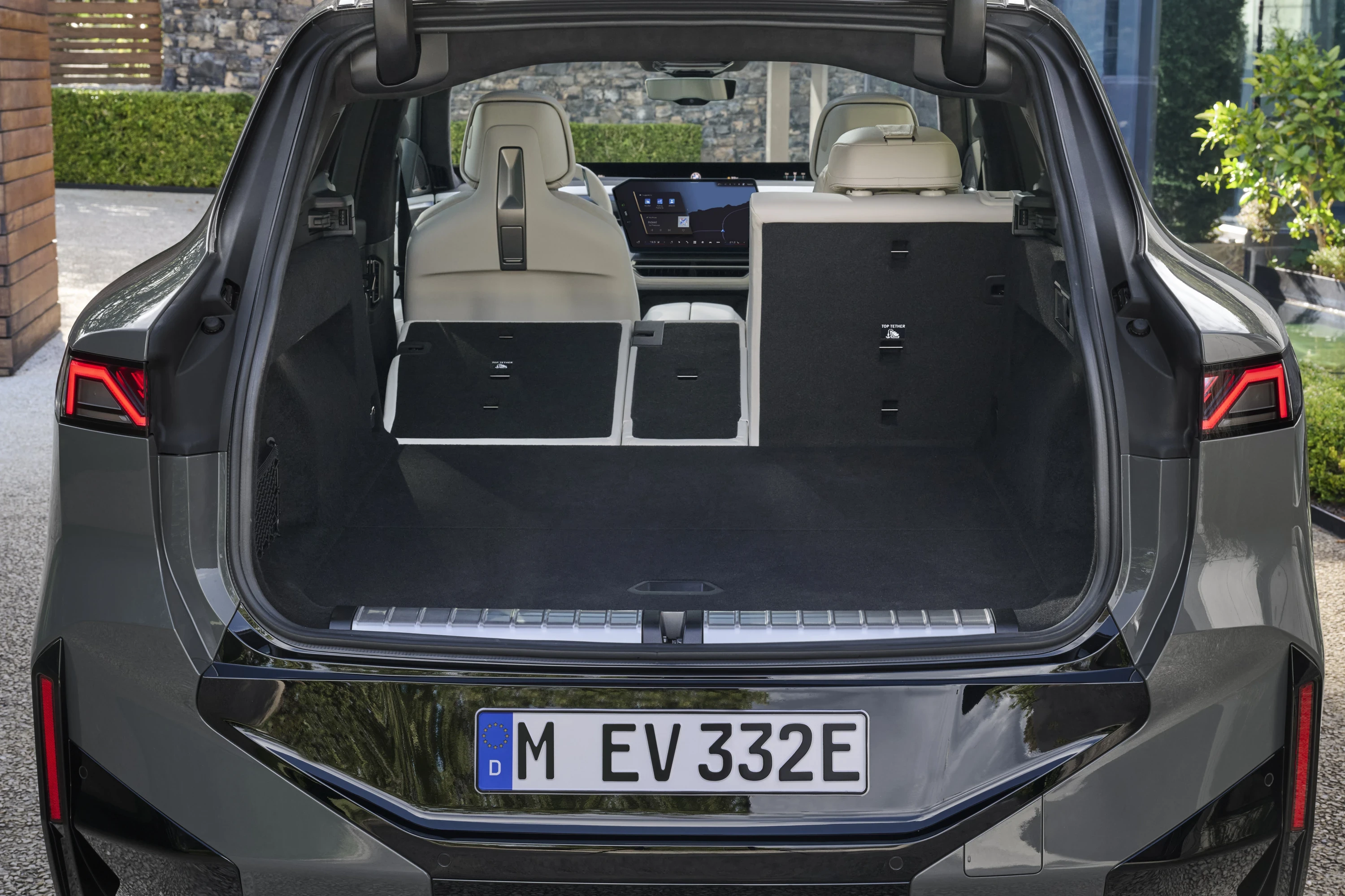 BMW iX5 60 xDrive trunk view