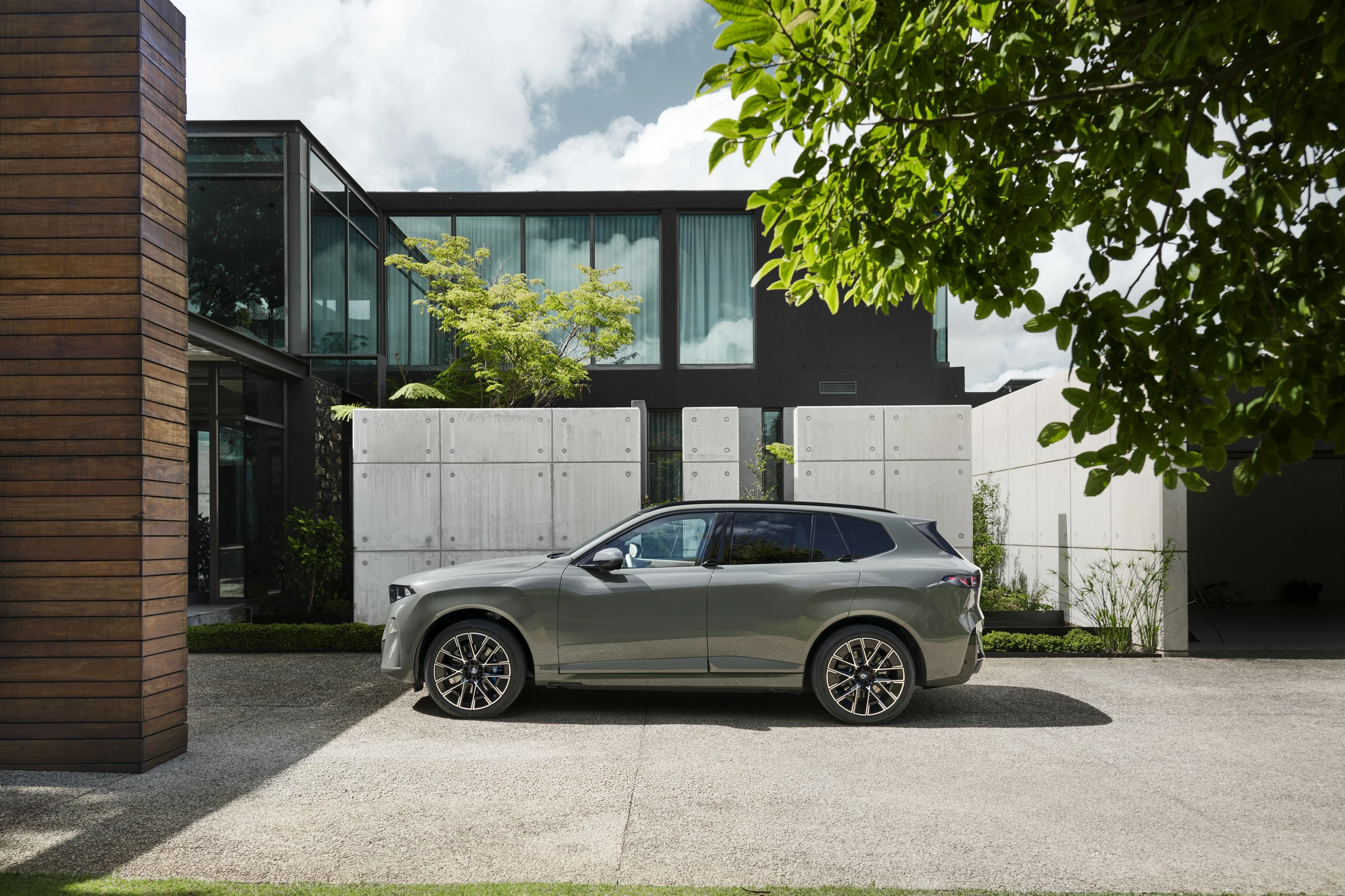 BMW iX5 60 xDrive exterior view