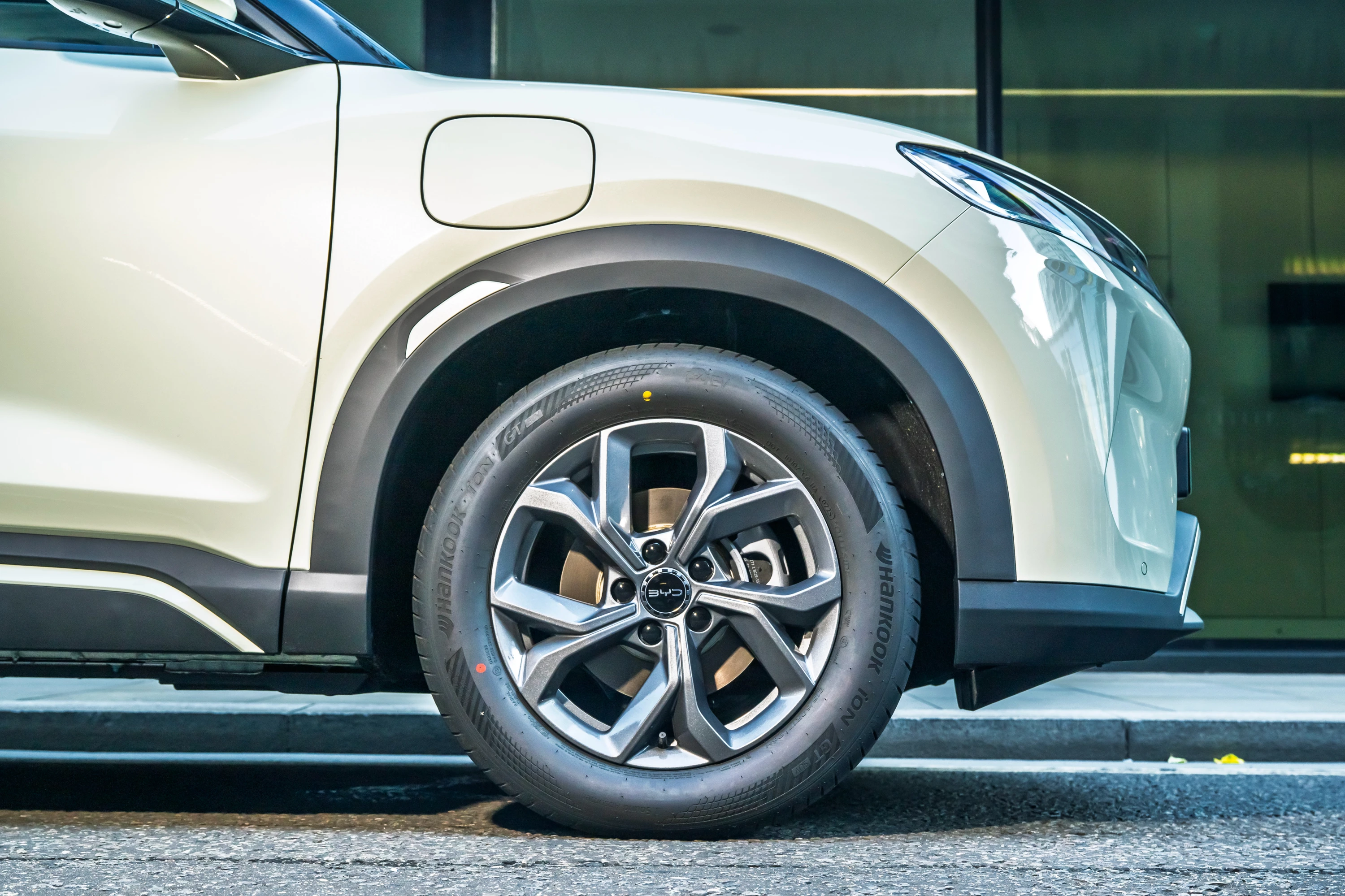 BYD ATTO 2 45.12 kWh wheels view