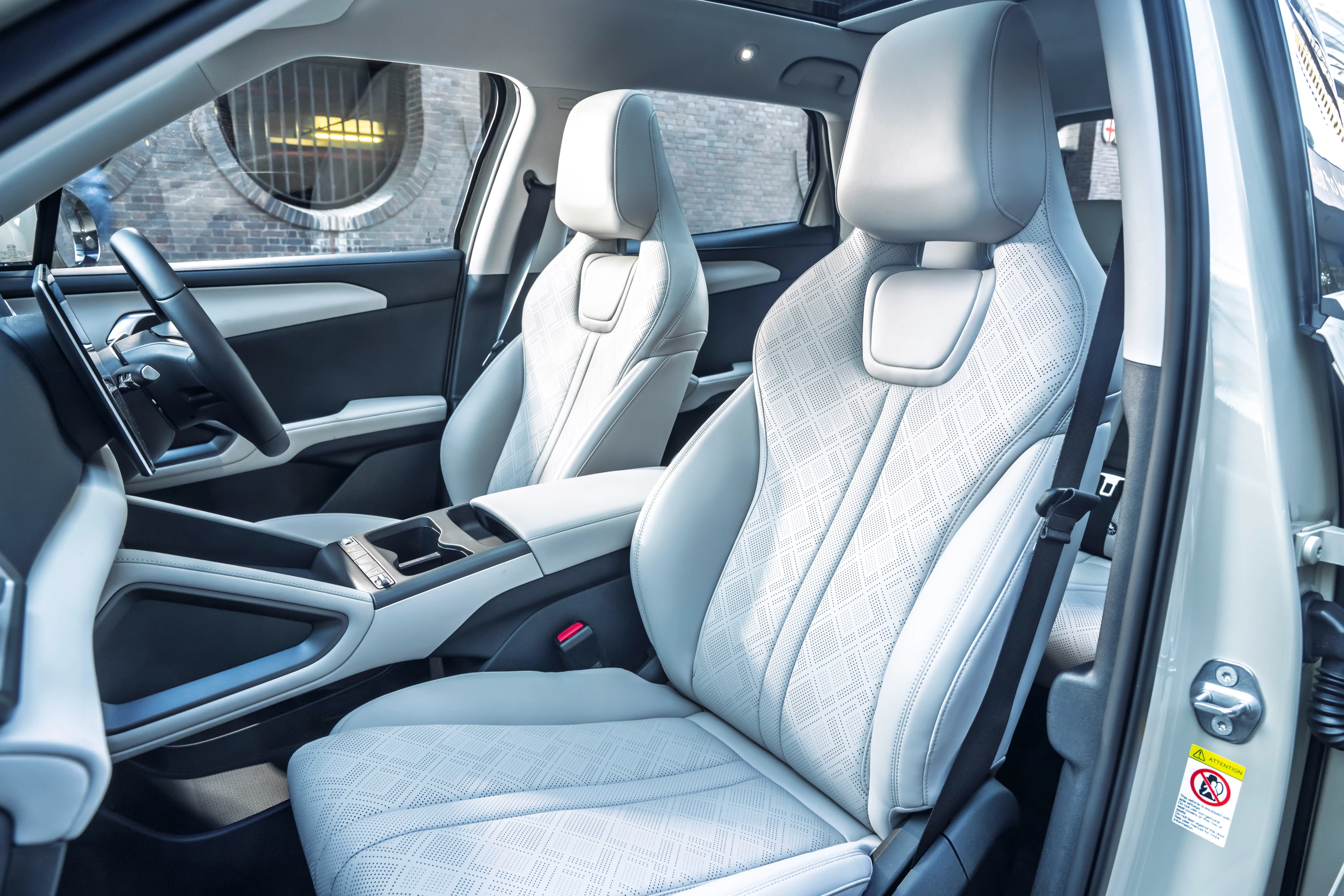 BYD ATTO 2 45.12 kWh frontseats view
