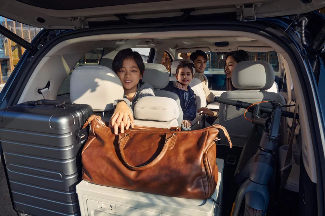 BYD Great Tang EV 950 RWD trunk view