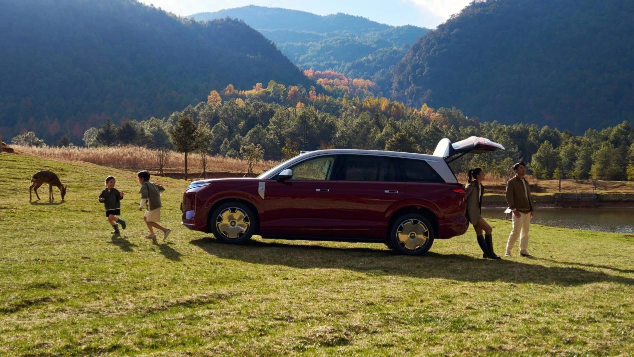 BYD Great Tang EV 950 RWD lifestyle view
