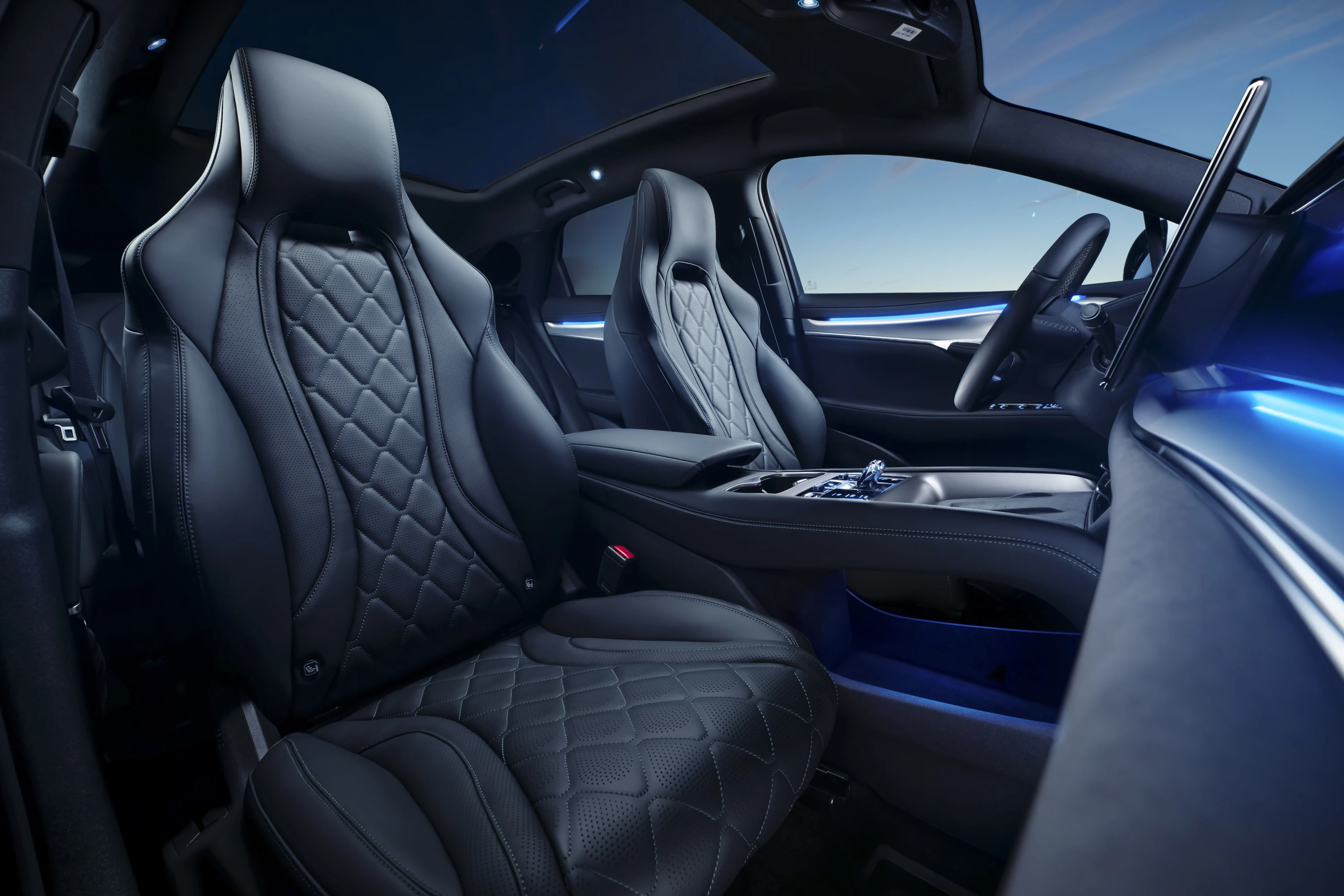 BYD Sealion 7 Excellence frontseats view