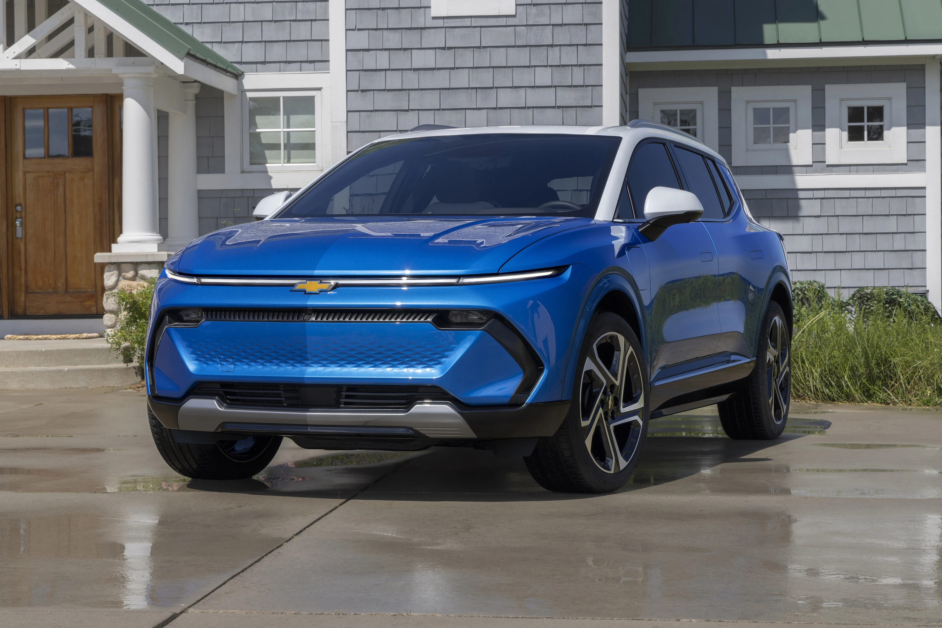 Chevrolet Equinox EV AWD exterior view