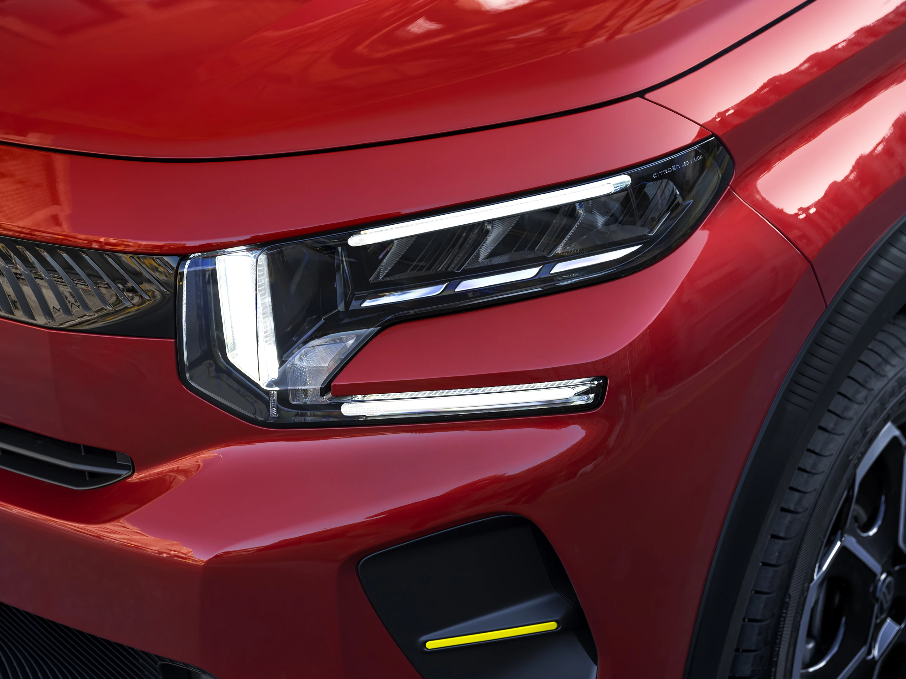 Citroën ë-C3 Urban Range headlights view