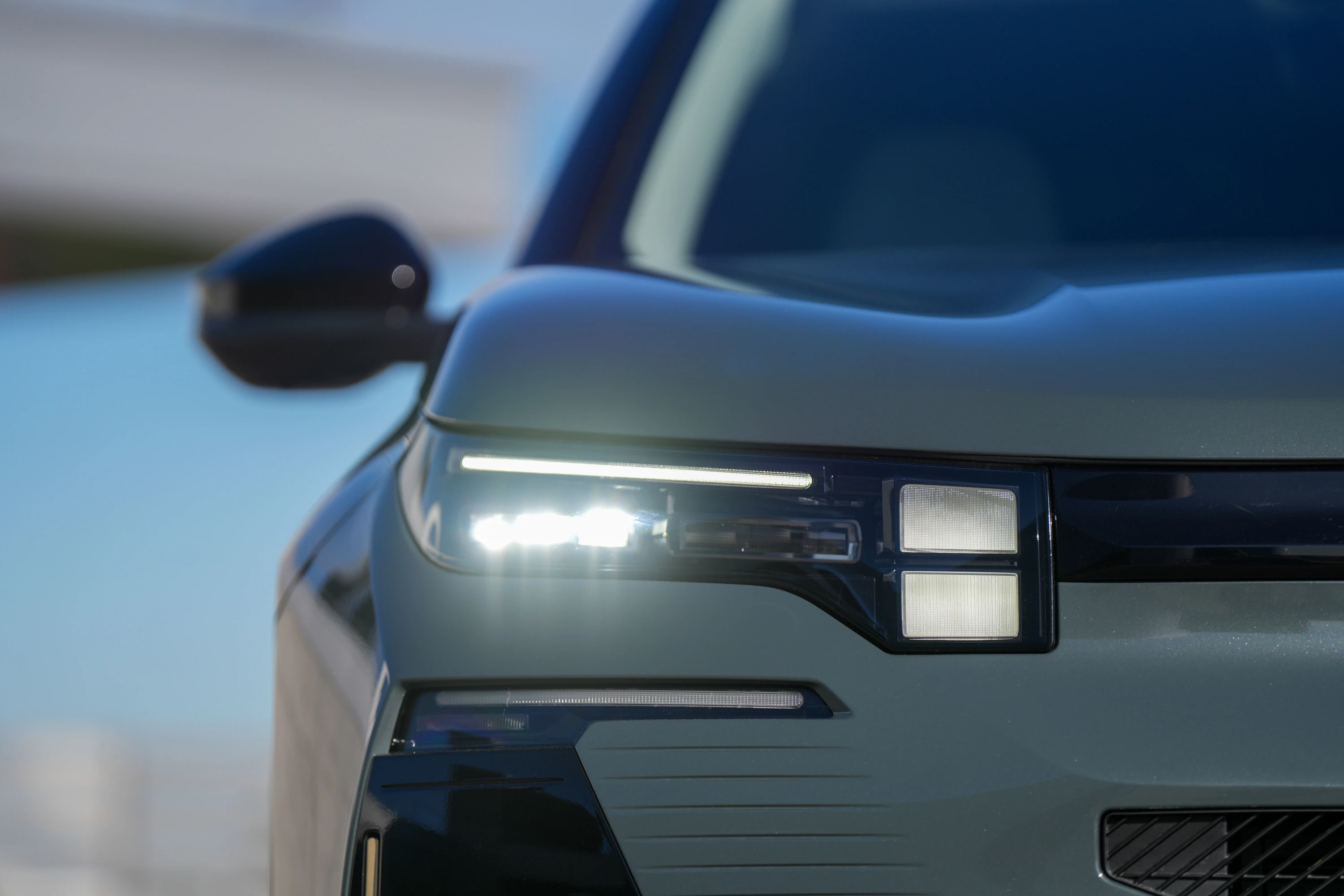 Citroën ë-C5 Aircross Long Range headlights view