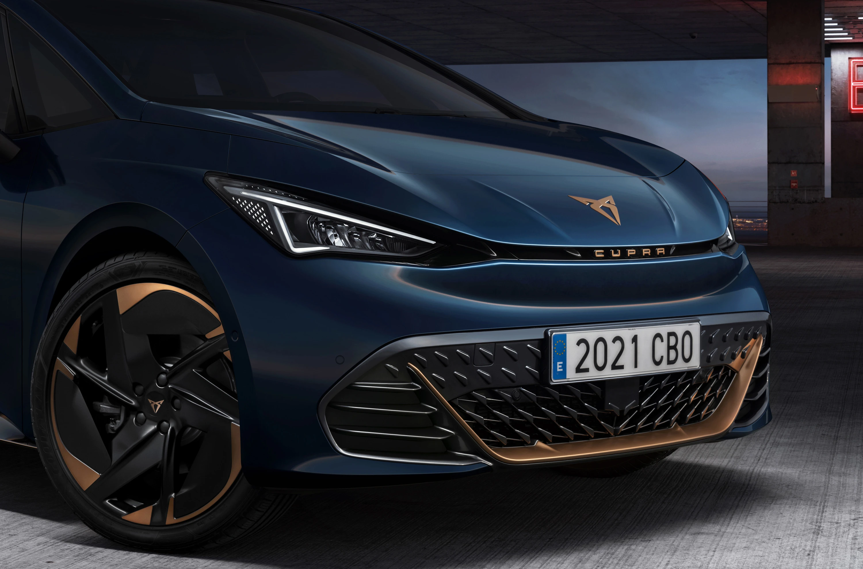 CUPRA BORN 77 e-BOOST headlights view
