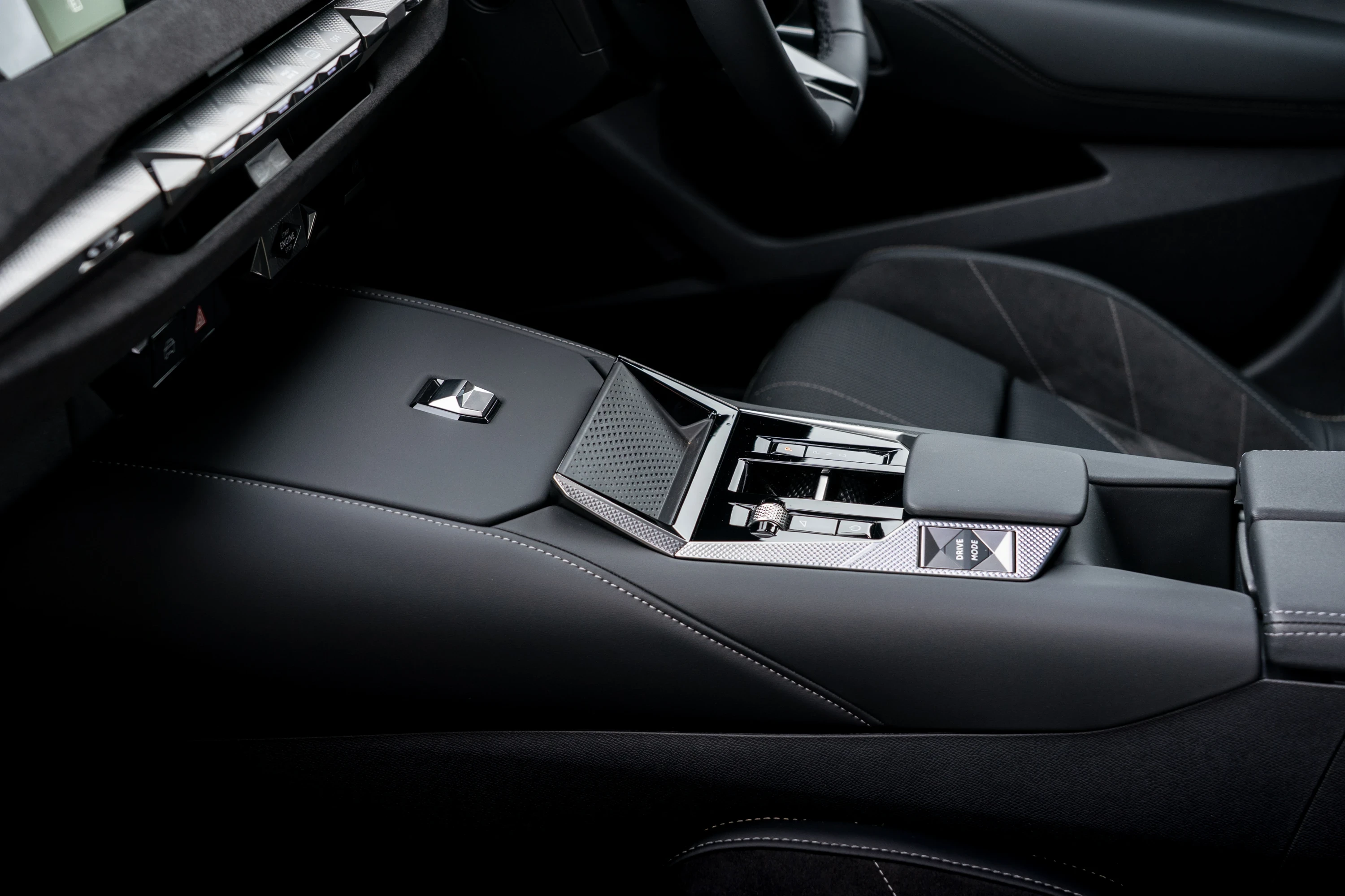 DS N°4 E-Tense 58 kWh details view