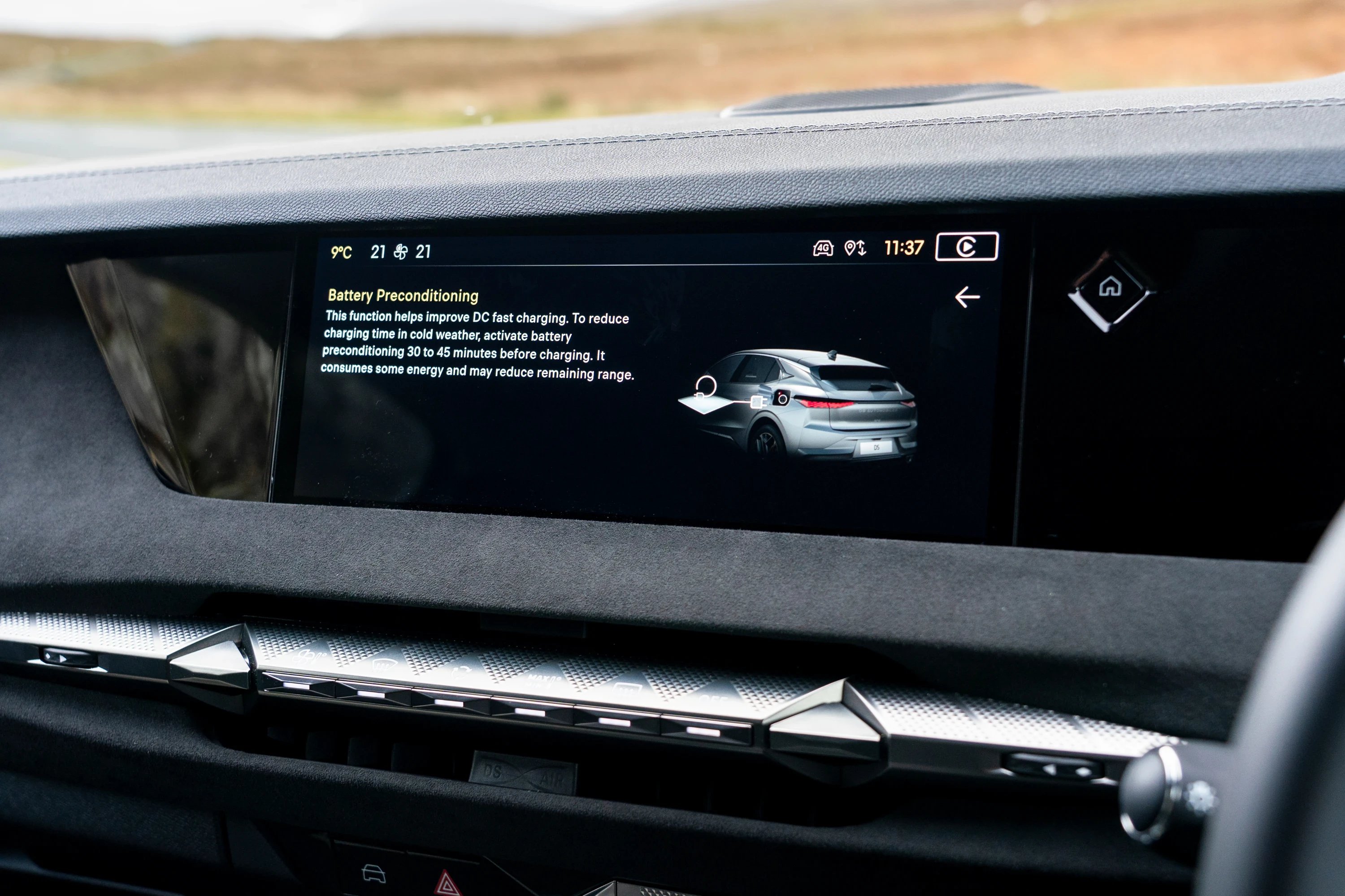 DS N°4 E-Tense 58 kWh screens view