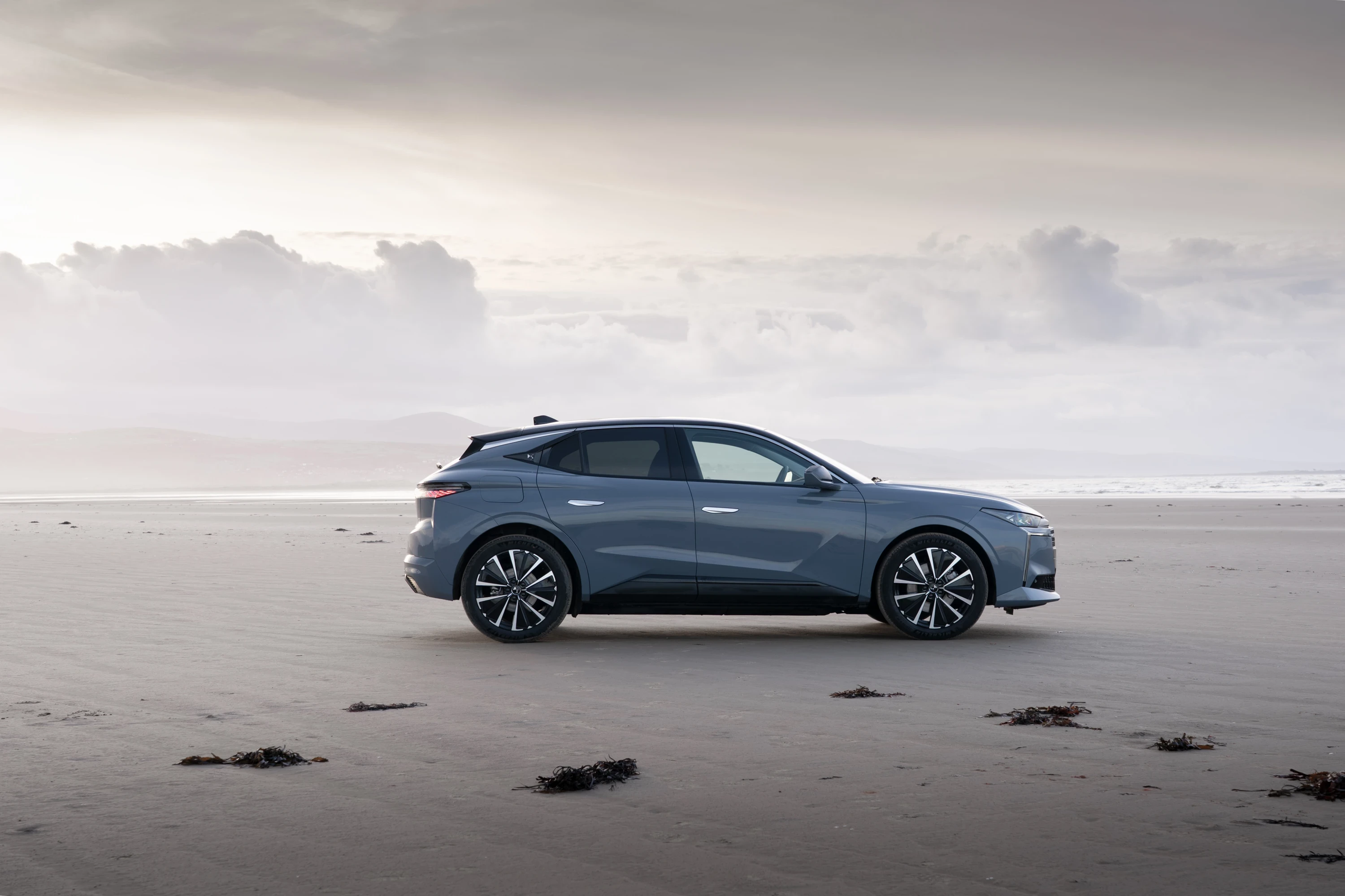 DS N°4 E-Tense 58 kWh exterior view