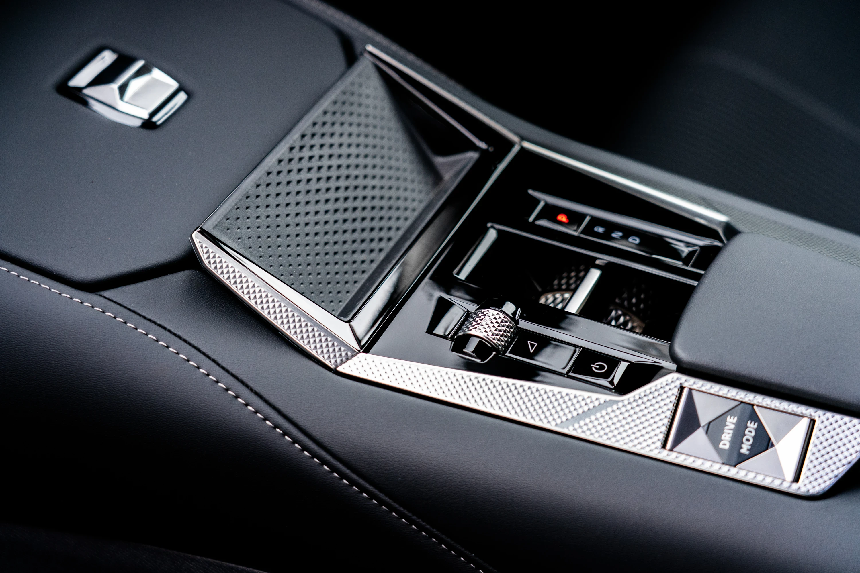 DS N°4 E-Tense 58 kWh details view