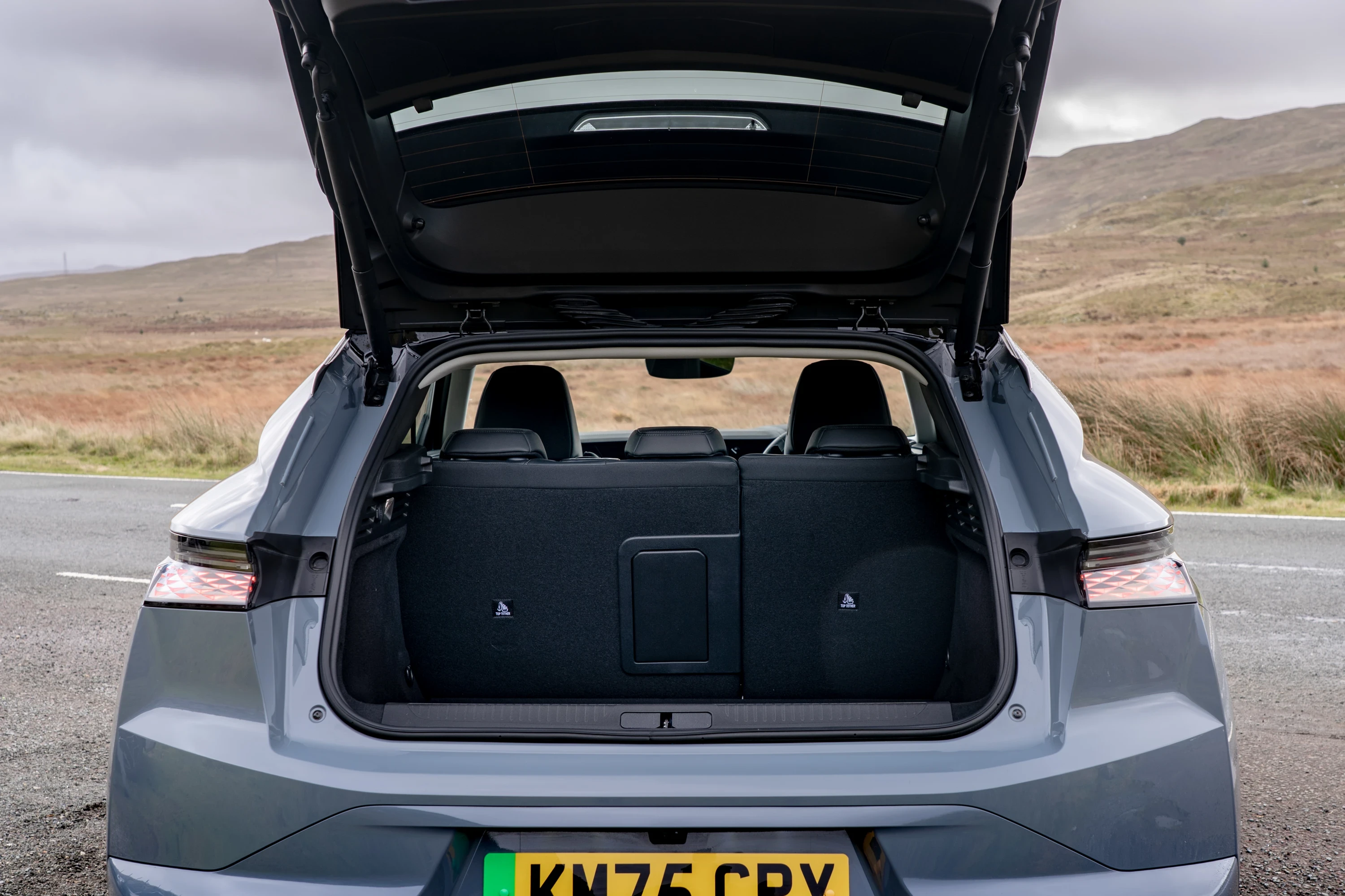 DS N°4 E-Tense 58 kWh trunk view