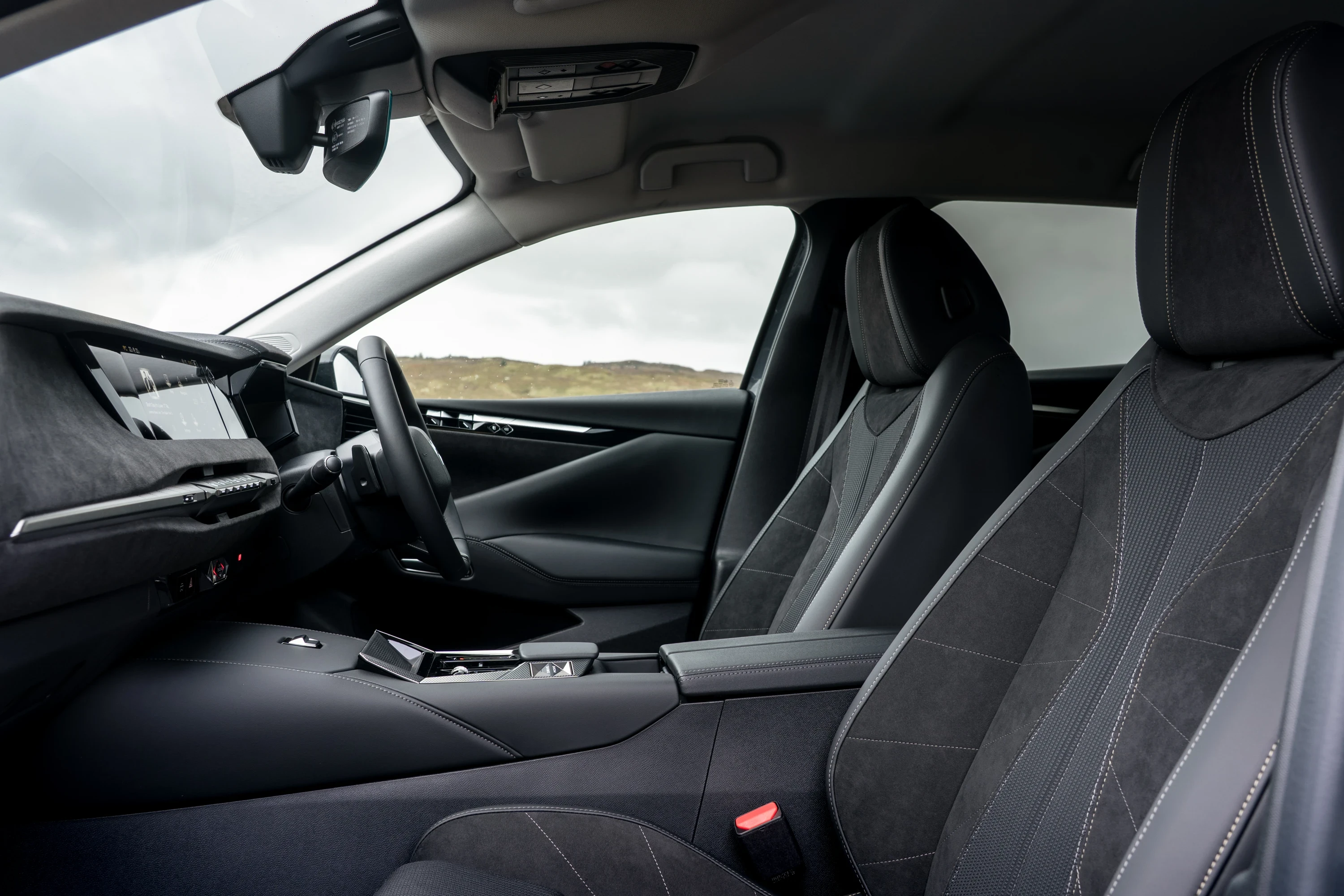 DS N°4 E-Tense 58 kWh frontseats view