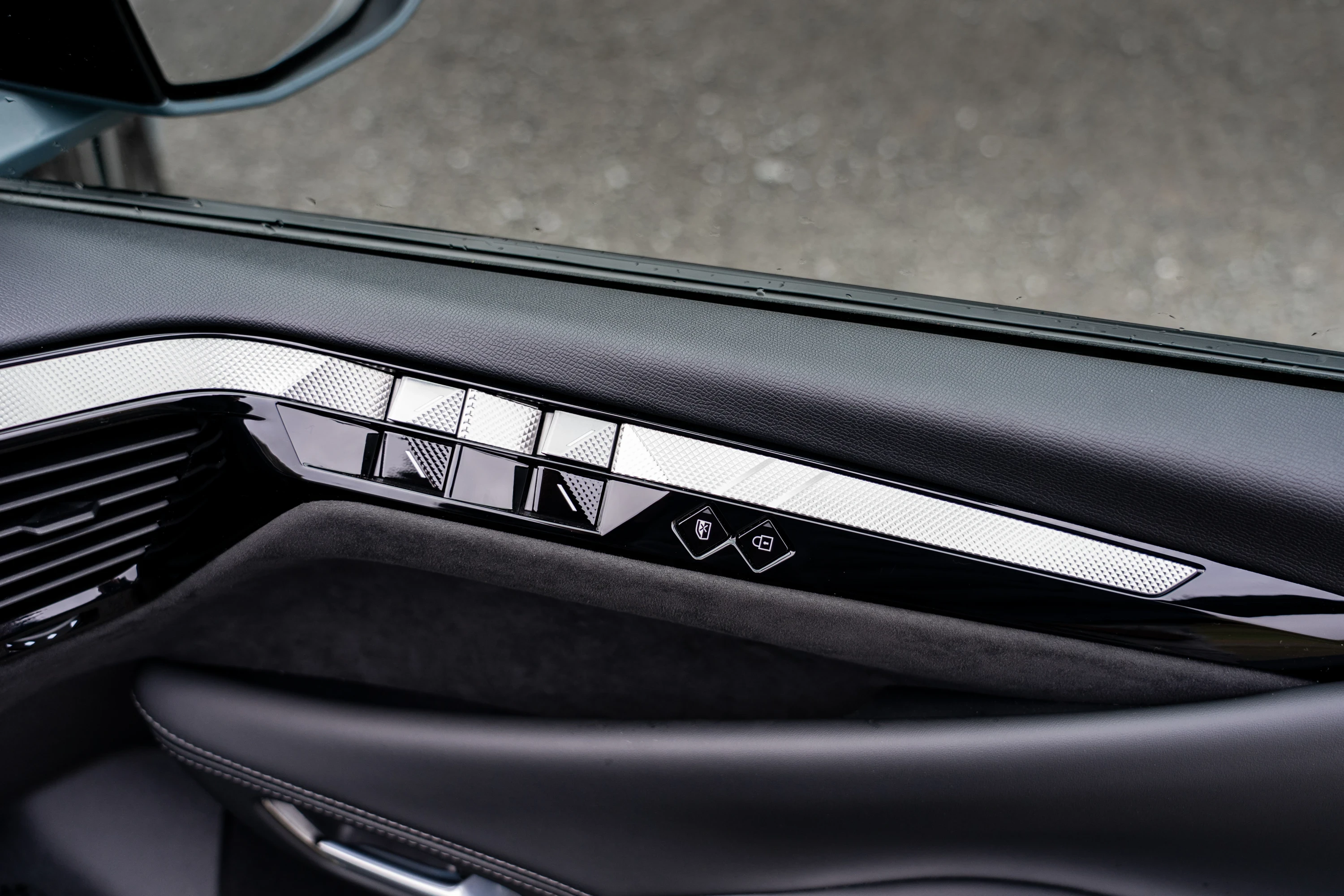 DS N°4 E-Tense 58 kWh details view