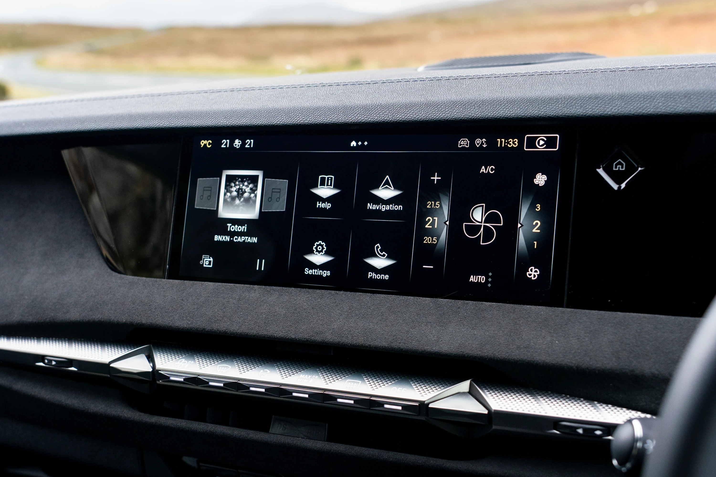 DS N°4 E-Tense 58 kWh screens view