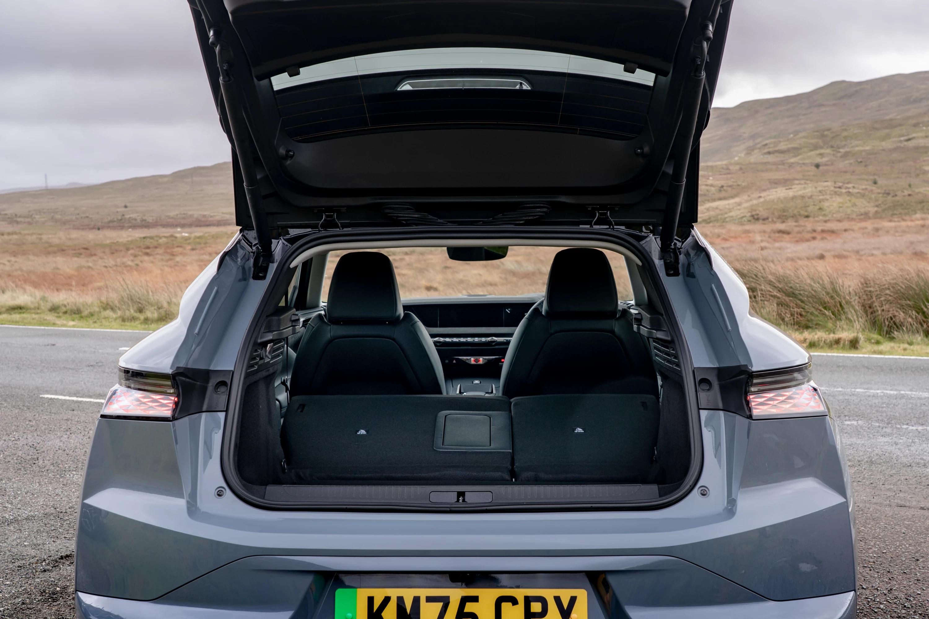 DS N°4 E-Tense 58 kWh trunk view