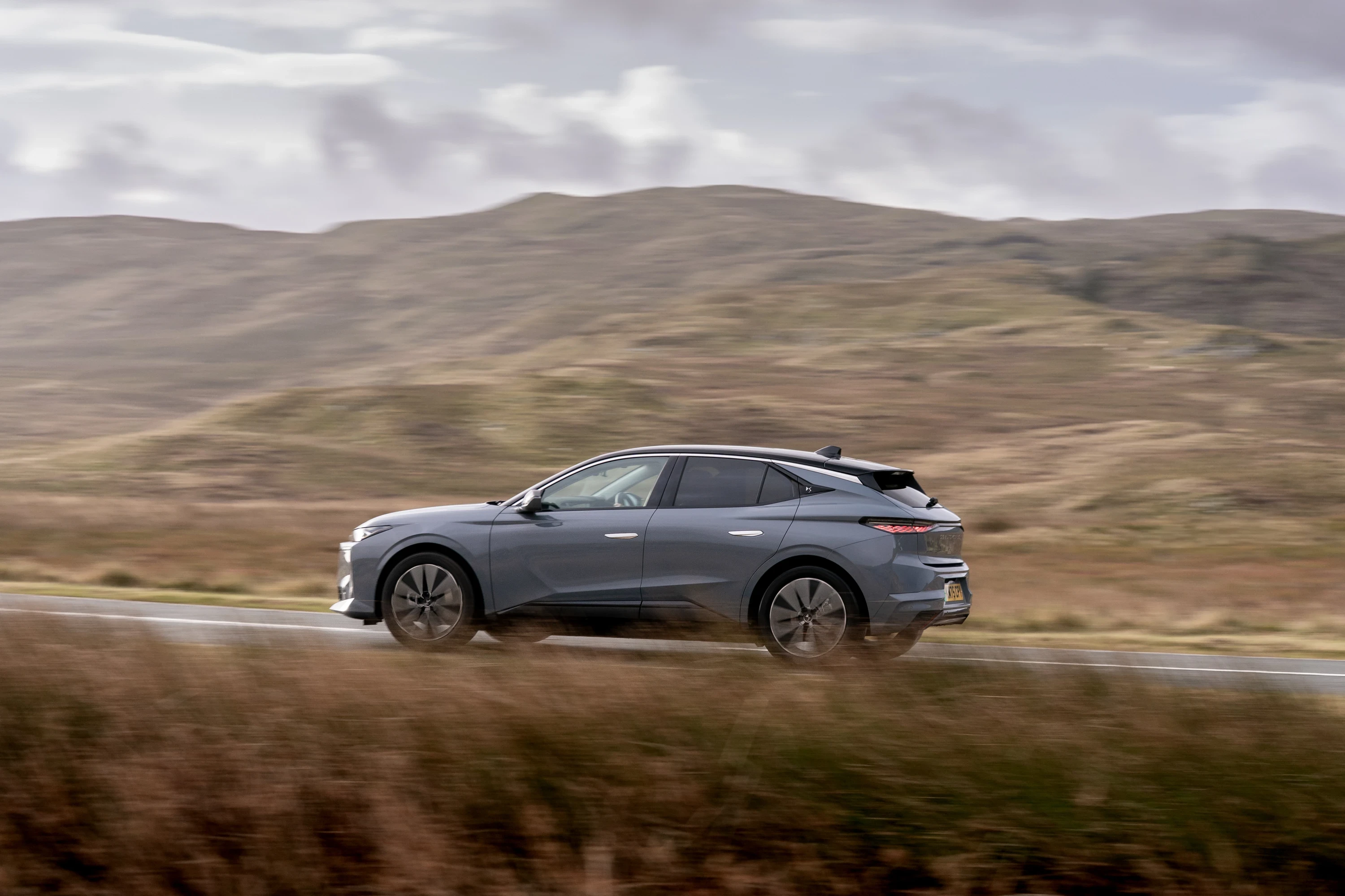 DS N°4 E-Tense 58 kWh exterior view