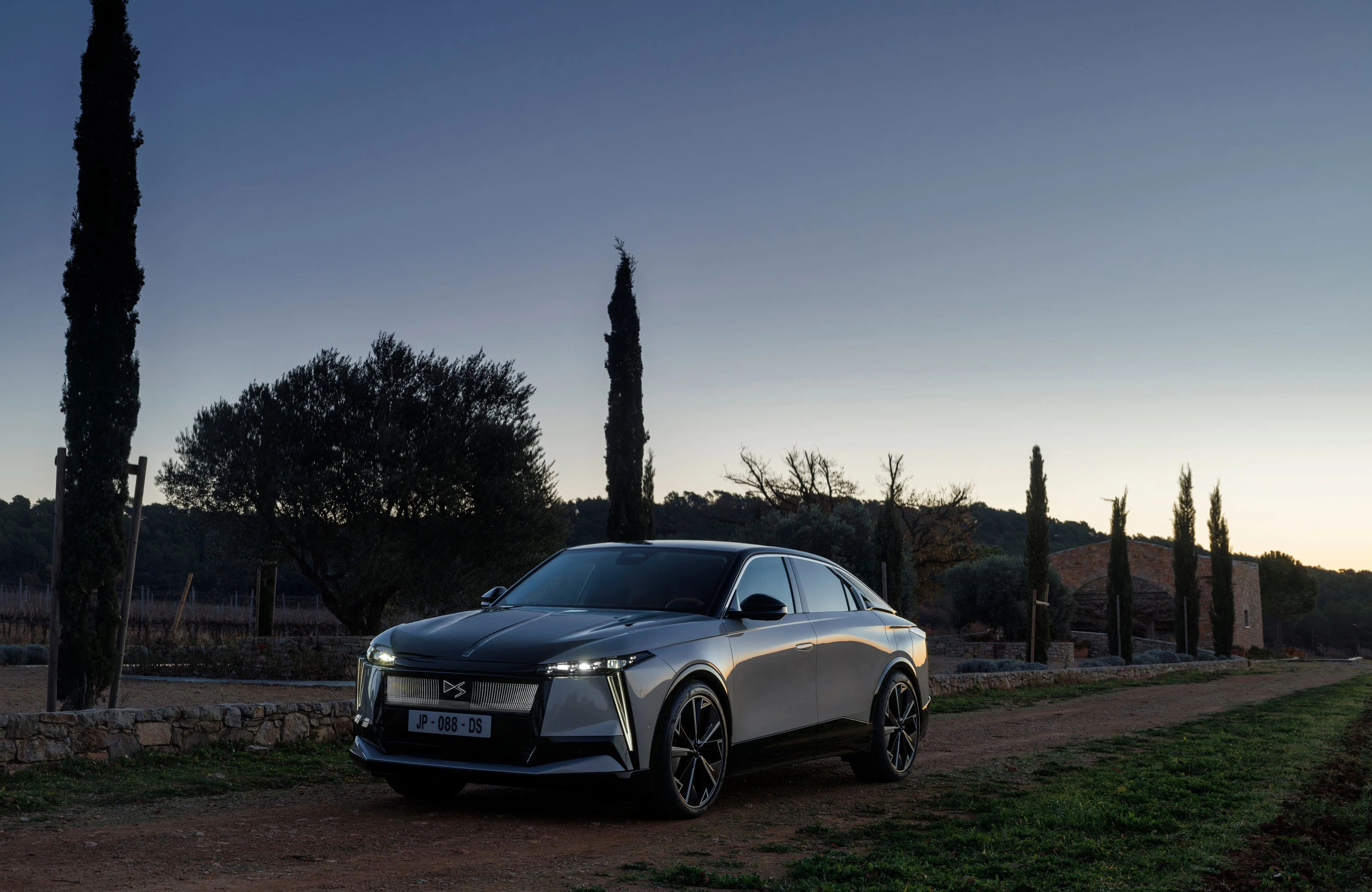 DS N°8 FWD Long Range exterior view