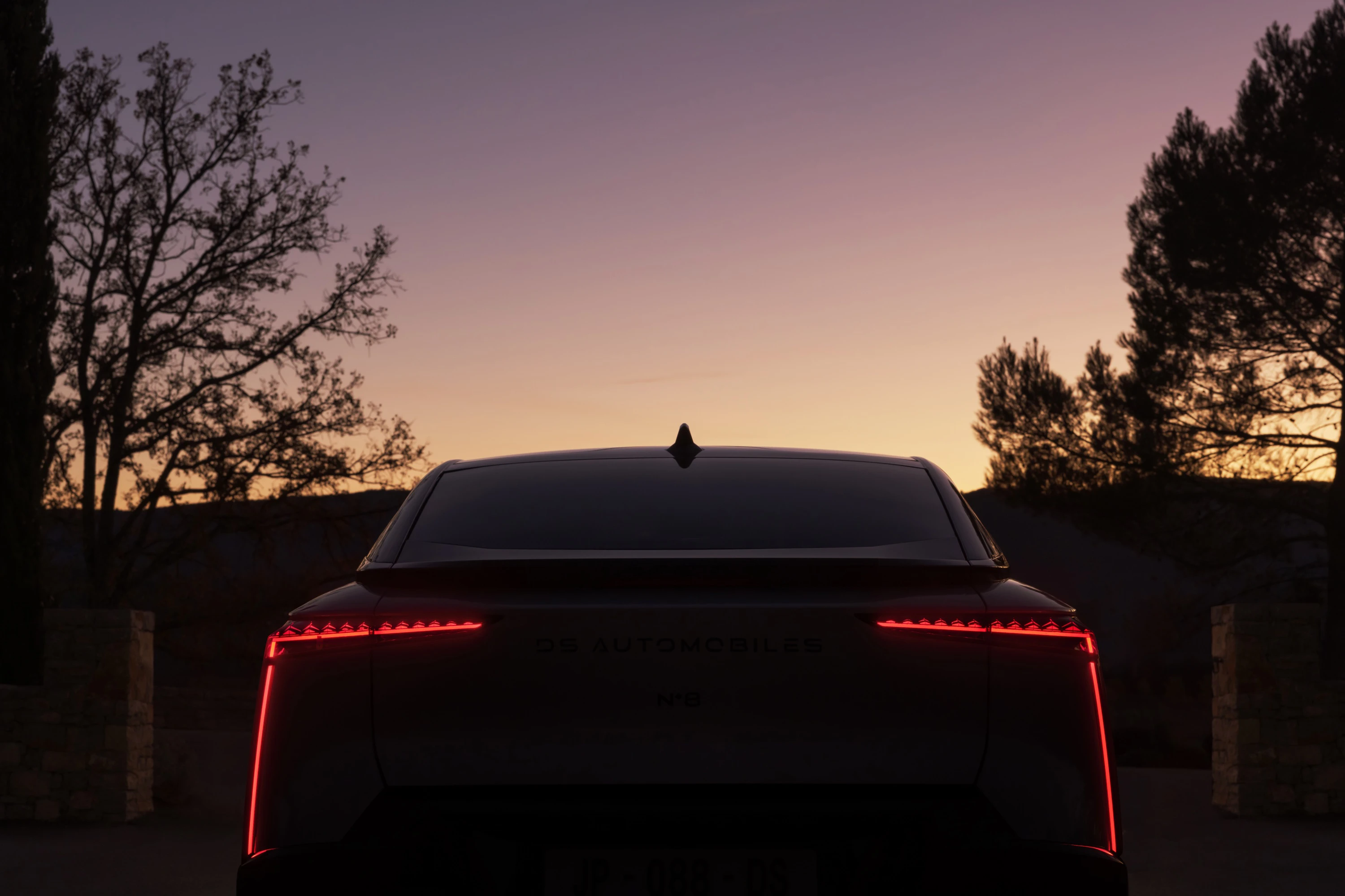 DS N°8 FWD Long Range taillights view