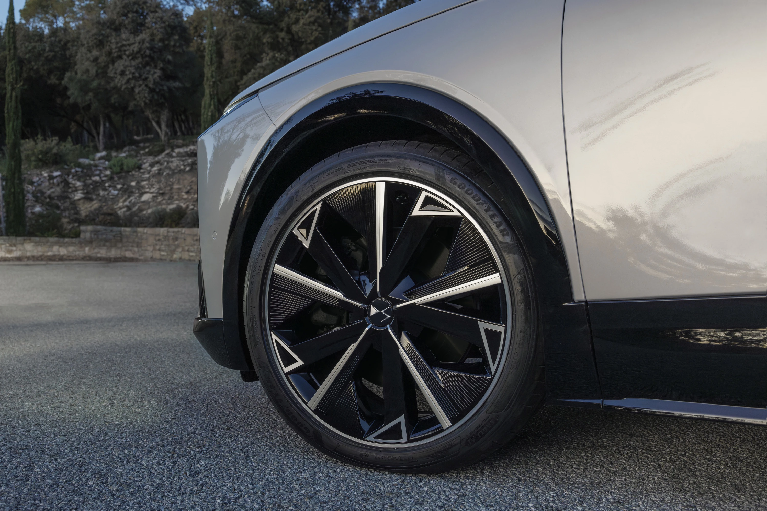 DS N°8 FWD Long Range wheels view
