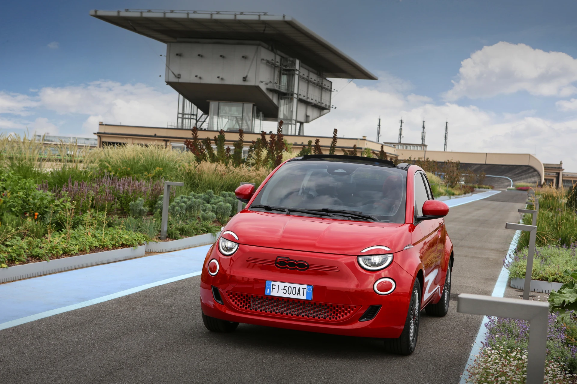 Fiat 500e 24 kWh exterior view