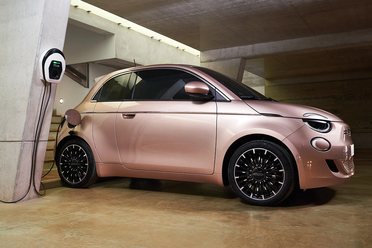 Fiat 500e 24 kWh charging view
