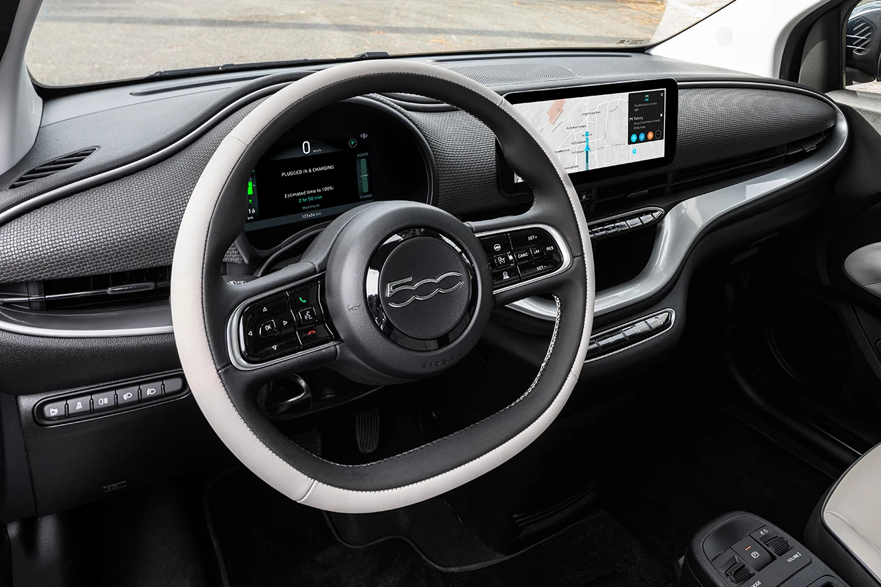 Fiat 500e 24 kWh screens view