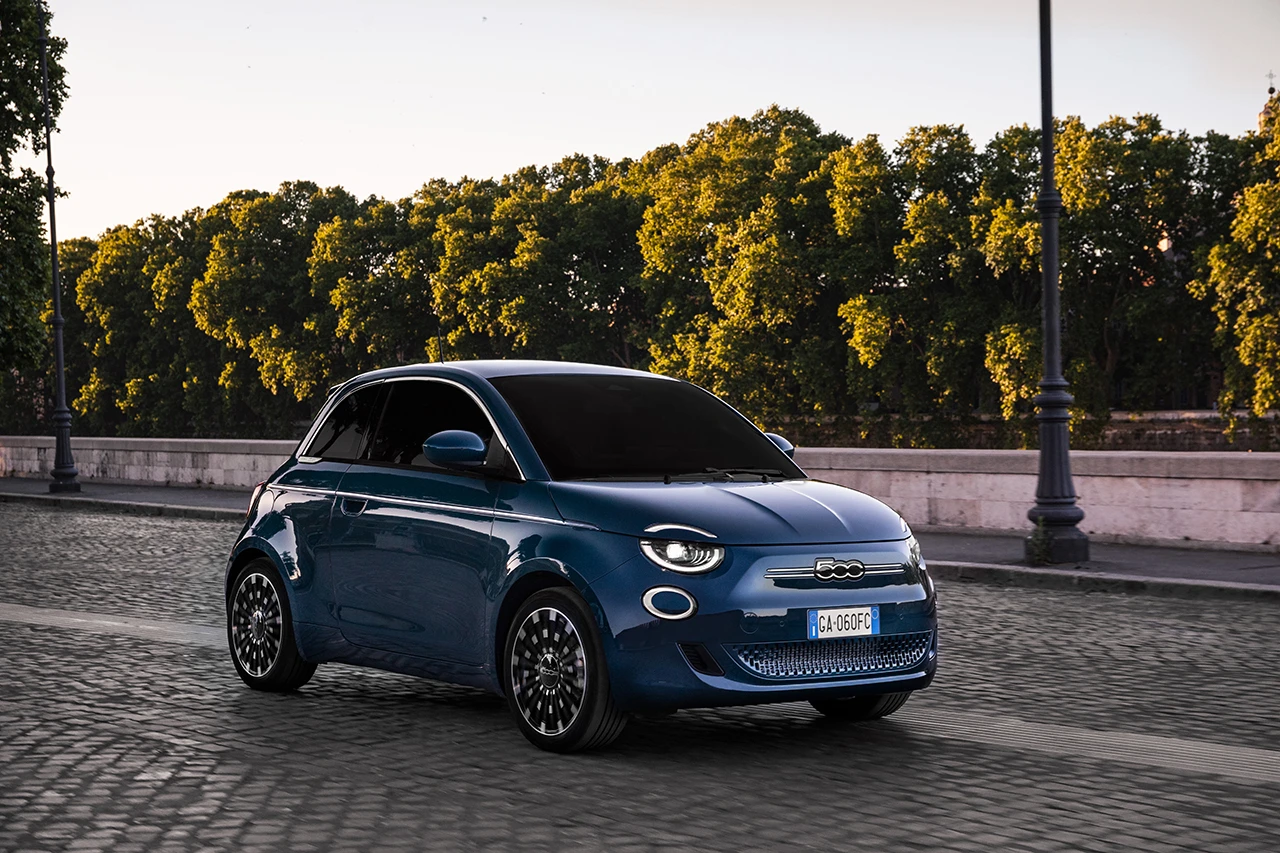 Fiat 500e 42 kWh exterior view