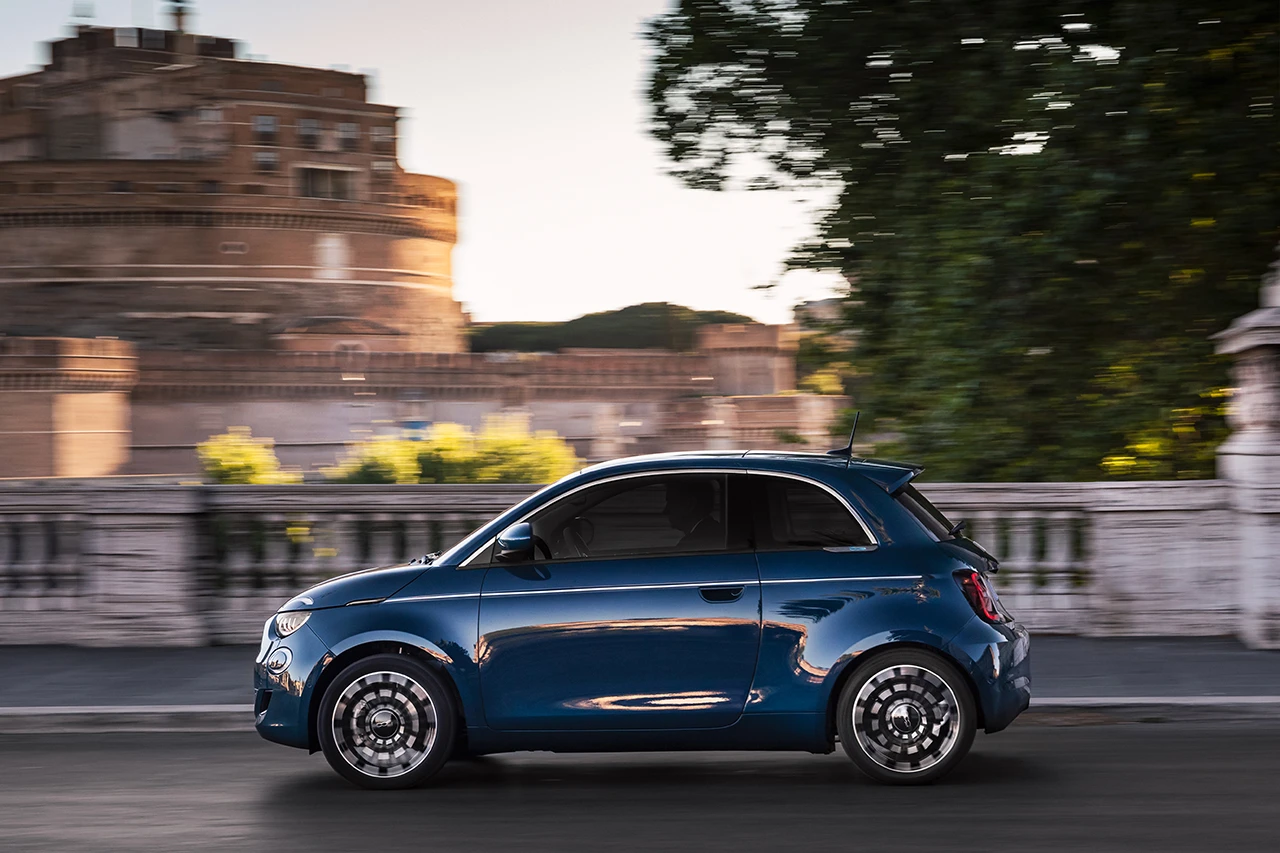 Fiat 500e 42 kWh exterior view