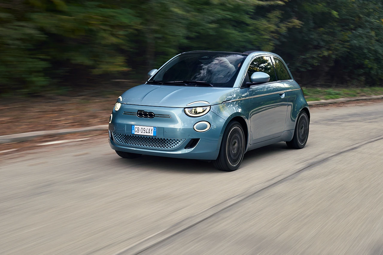 Fiat 500e 42 kWh exterior view