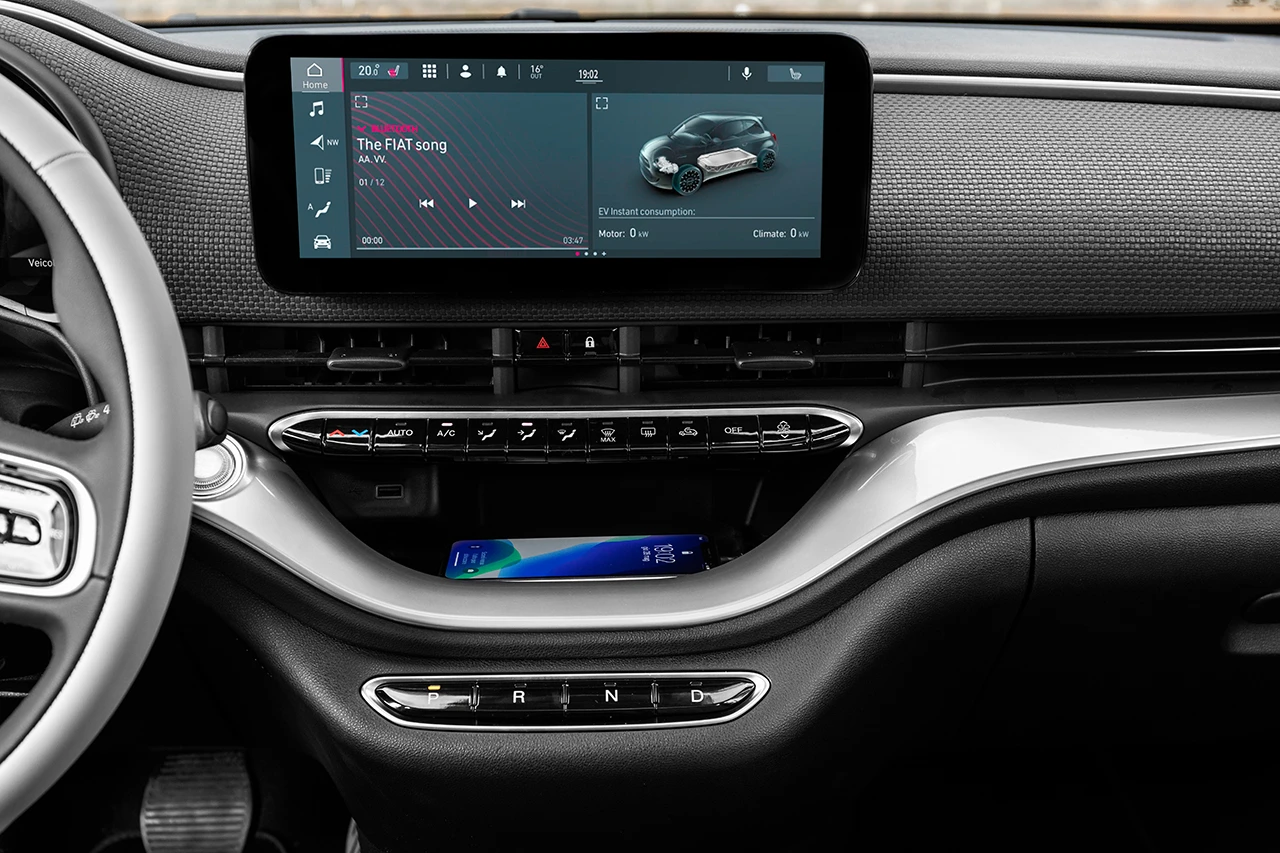 Fiat 500e 42 kWh screens view
