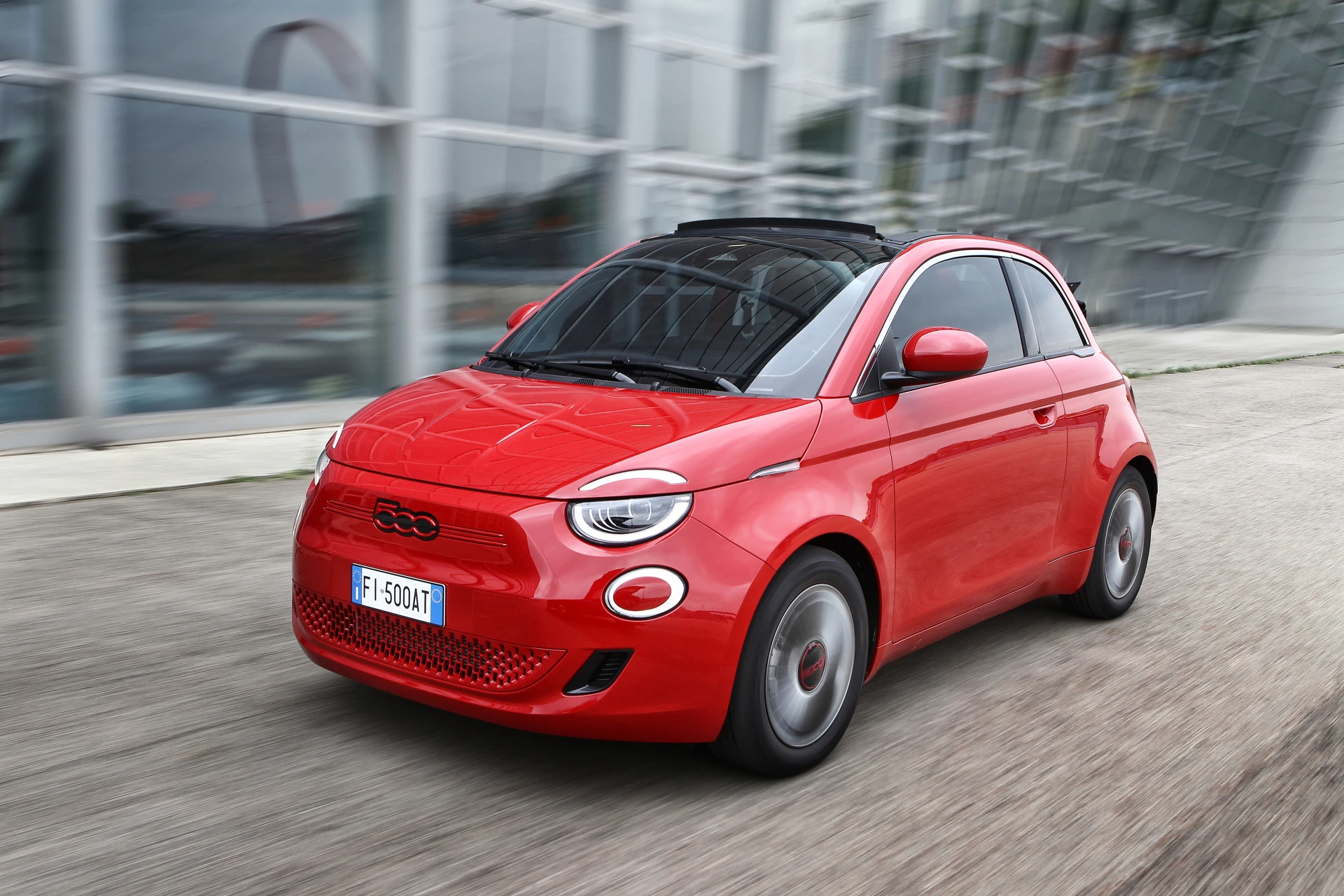 Fiat 500e 42 kWh exterior view