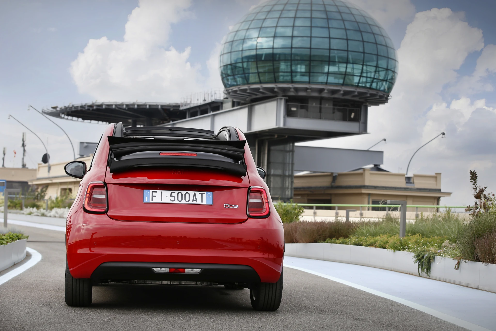 Fiat 500e 42 kWh exterior view