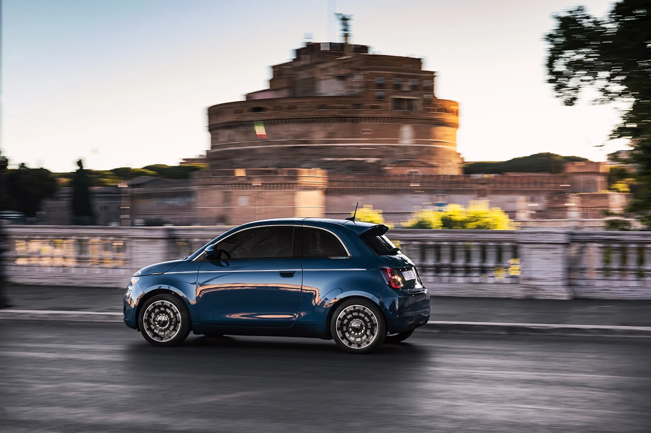Fiat 500e 42 kWh exterior view
