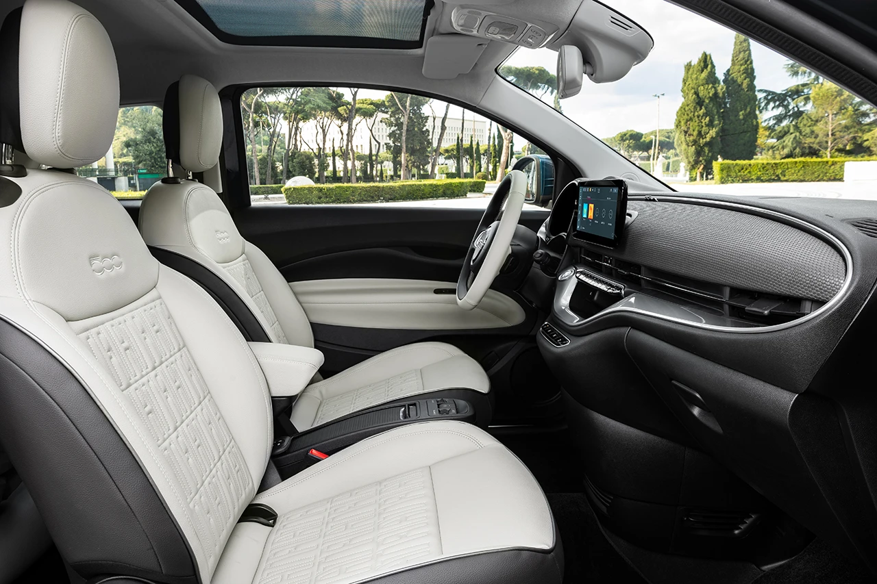 Fiat 500e 42 kWh frontseats view