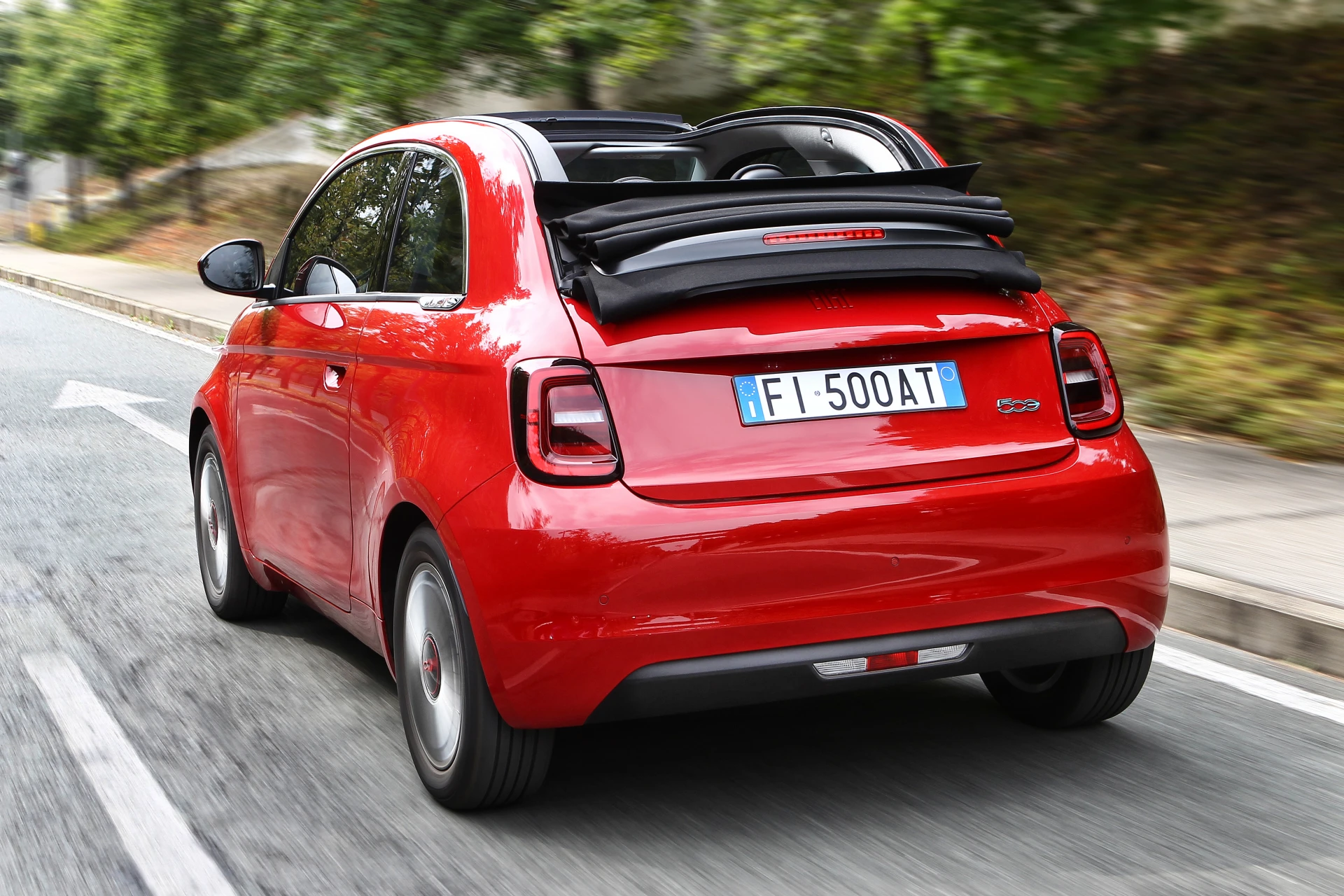 Fiat 500e 42 kWh exterior view